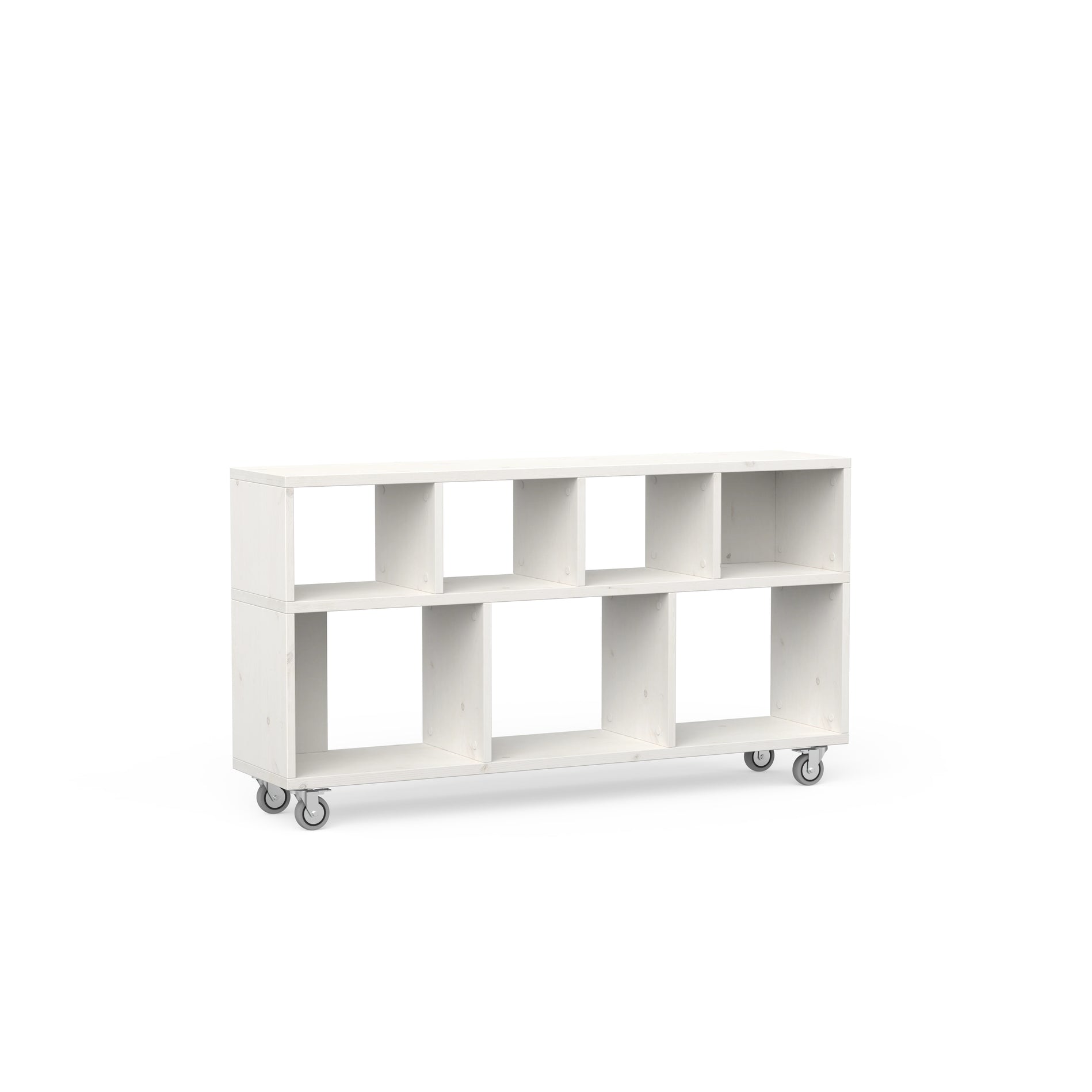 Schlichtes Sideboard aus massivem Holz in weiß lasiert auf Rollen