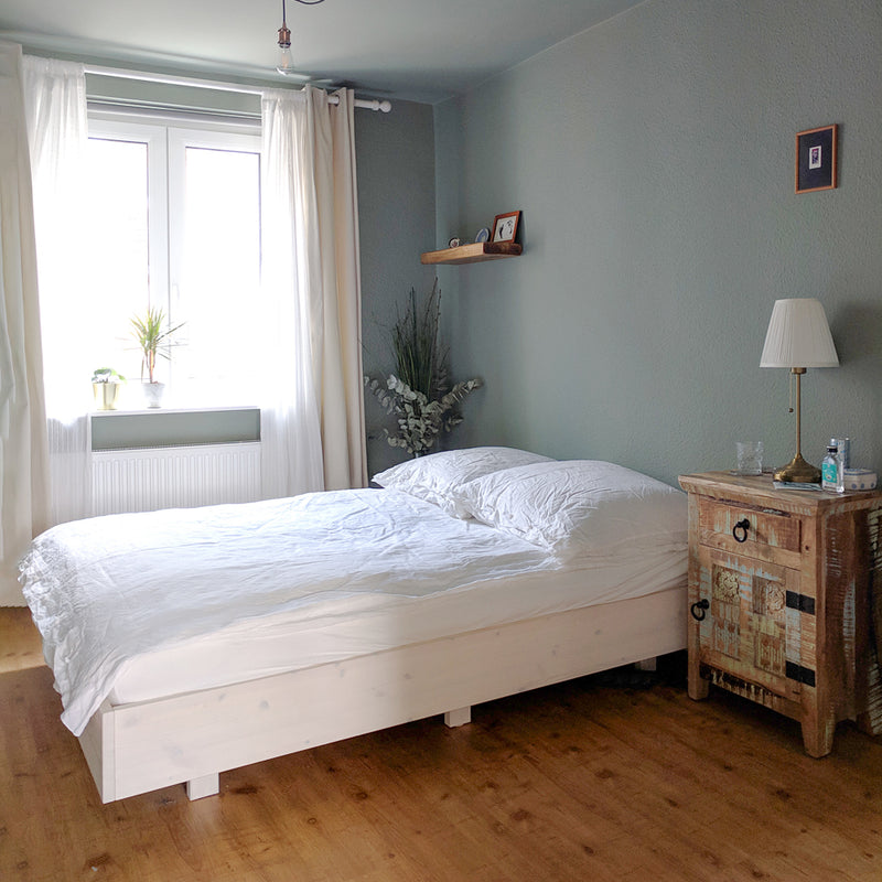 Niedriges Bett in weiß