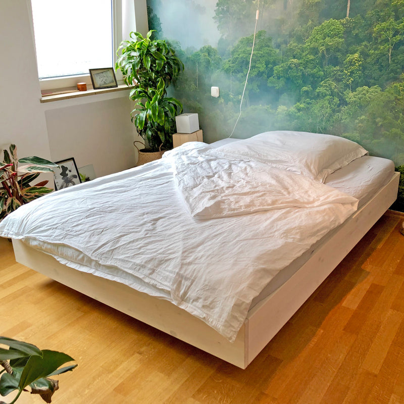 Weißes Schwebebett