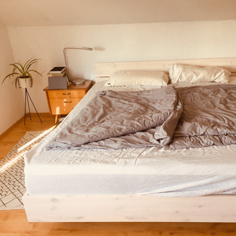 Midcentury Schlafzimmer mit Design Bett