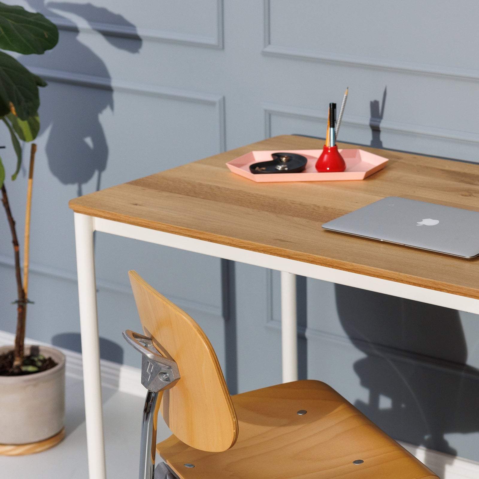 Design Schreibtisch aus Eiche und weißem Metallgestell