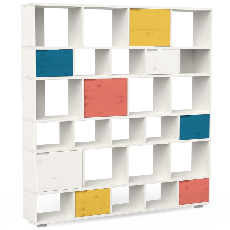 Regalsystem Alma im skandinavischen Design aus weiß lasierter Kiefer und zusätzlichem Stauraum durch farbige Türen