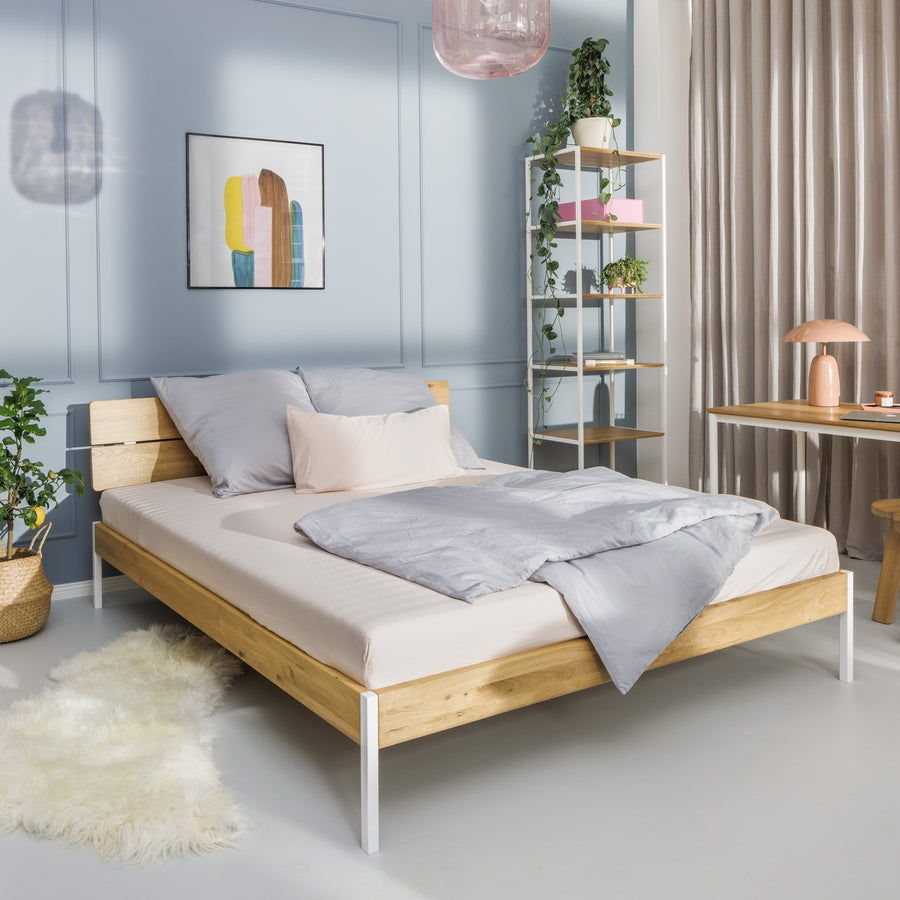 Designmöbel aus Metall und Eiche