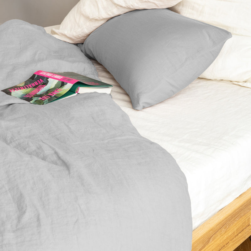 biologische Bettwäsche Spannbettlaken und Kopfkissenbezug aus zertifiziertem Naturmaterial und natürlicher Hanf in einfarbigen Beige und Grau