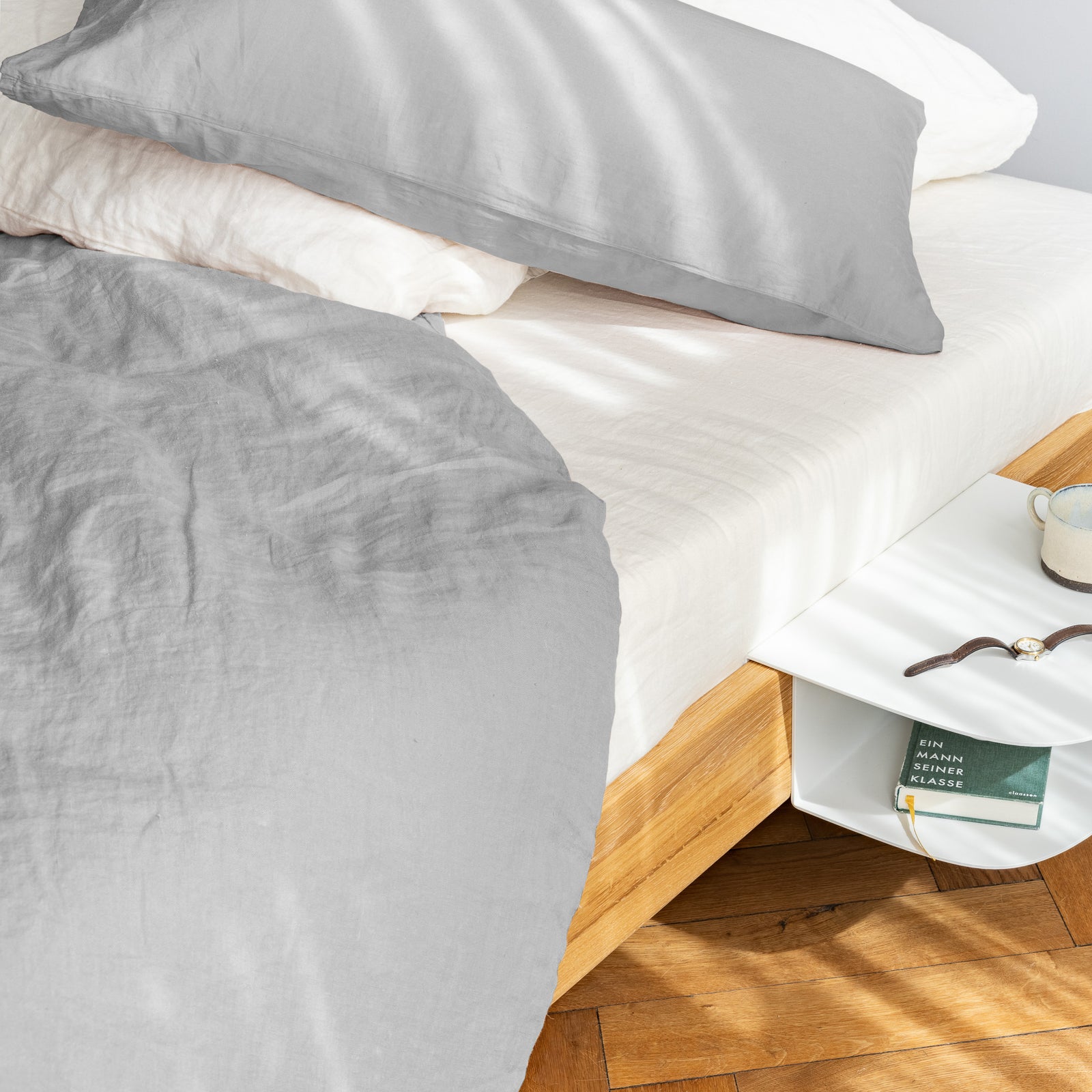 biologische Bettwäsche Spannbettlaken und Kopfkissenbezug aus zertifiziertem Naturmaterial und natürlicher Hanf in einfarbigen Beige und Grau Spannbettlaken Álom