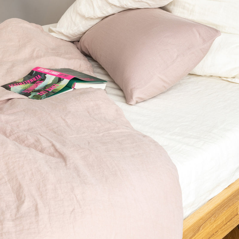 biologische Bettwäsche Spannbettlaken und Kopfkissenbezug aus zertifiziertem Naturmaterial und natürlicher Hanf in einfarbigen Beige und Altrosa