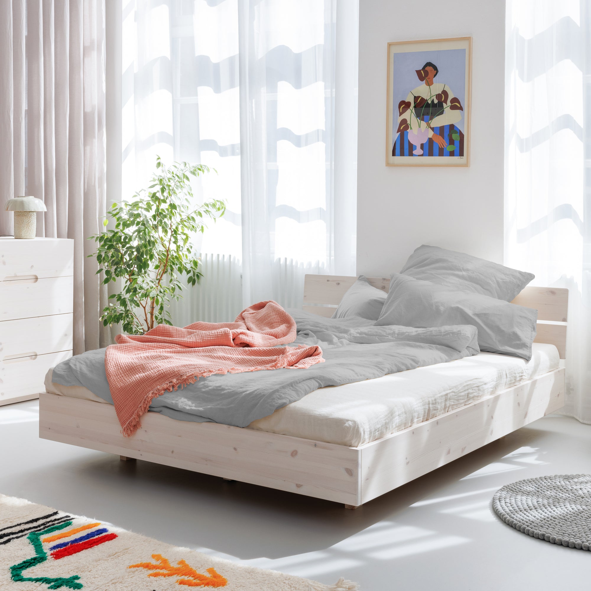 Weißes Schwebebett aus Massivholz mit ökologischer Bettwäsche aus Hanf im dezenten Grau