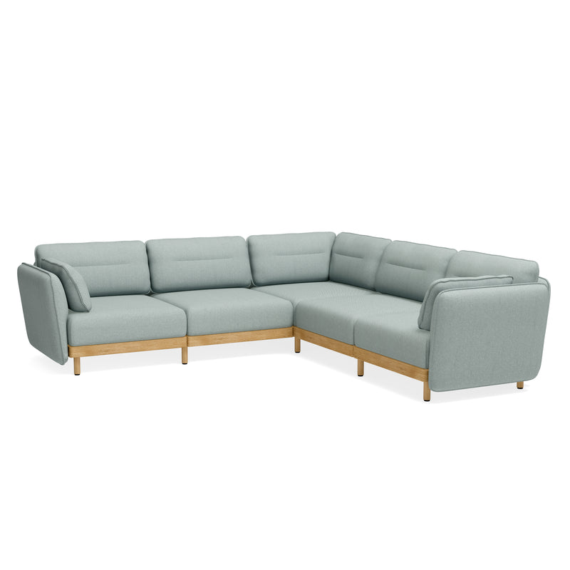 Großes Ecksofa mit weichen Lehnen und Polster