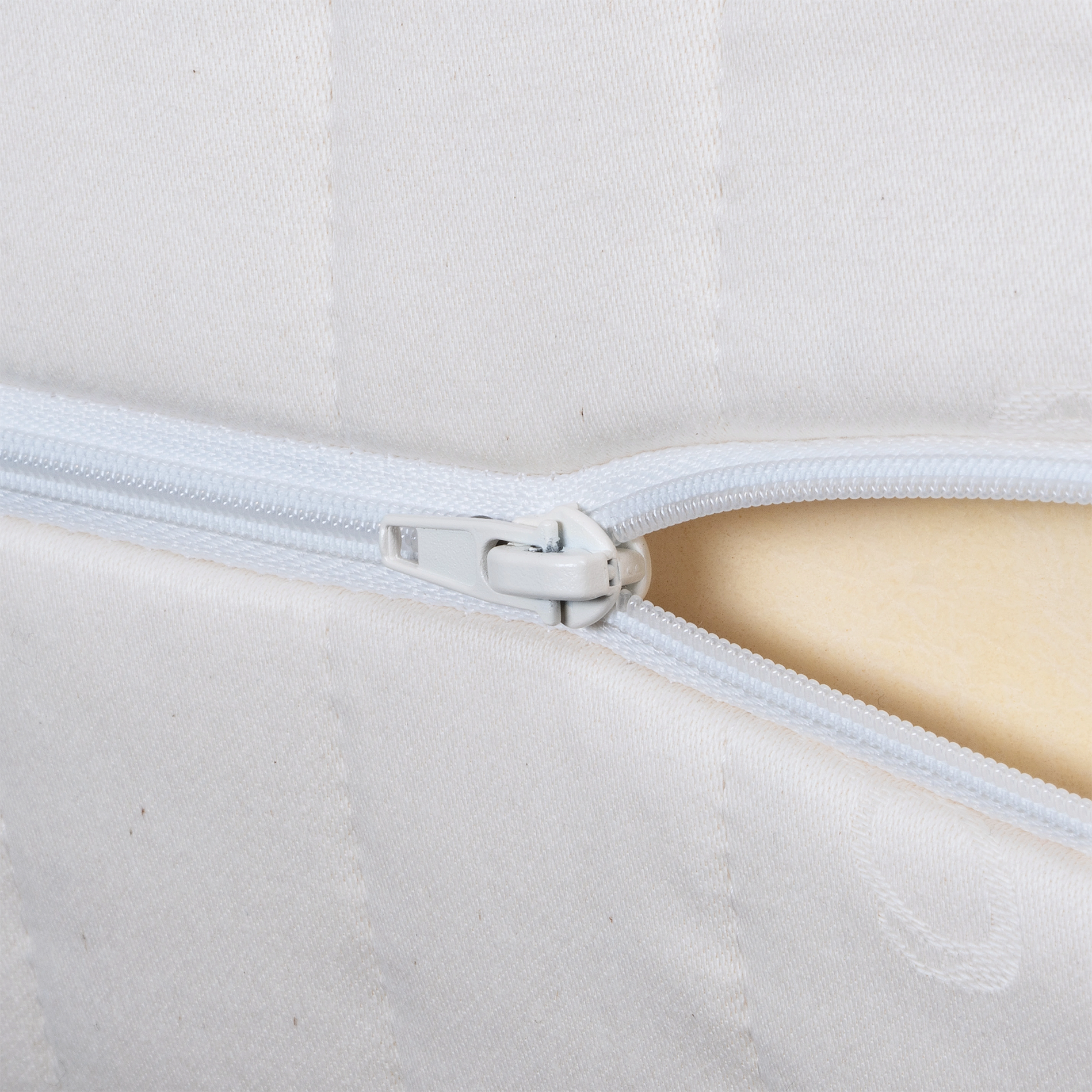 Naturmatratze mit abnehmbarem Reißverschlussbezug für einfache Reinigung