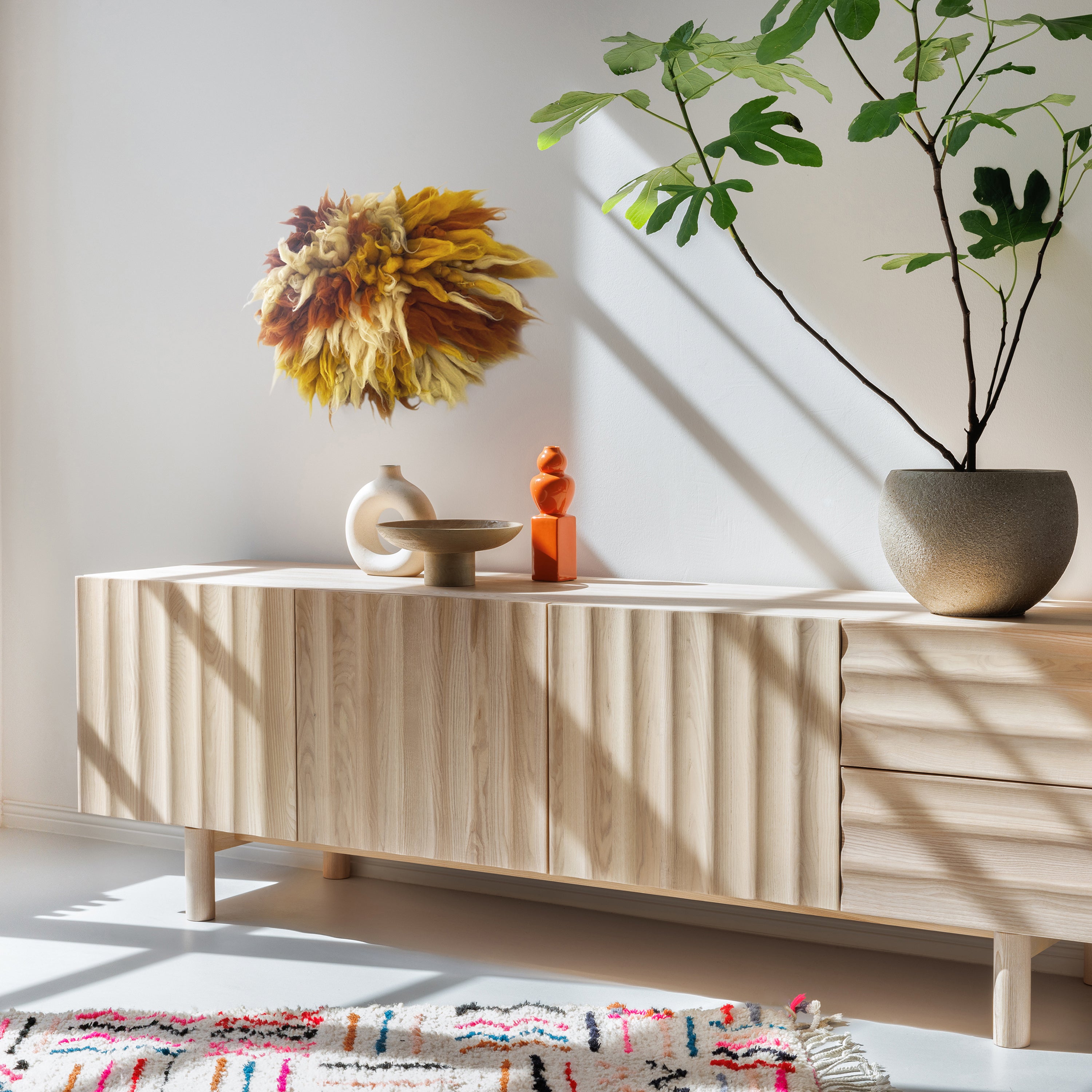 Rauminstalation mit Fokus auf Knipschilds Merinokunstwerk mit Sideboard Dùn L