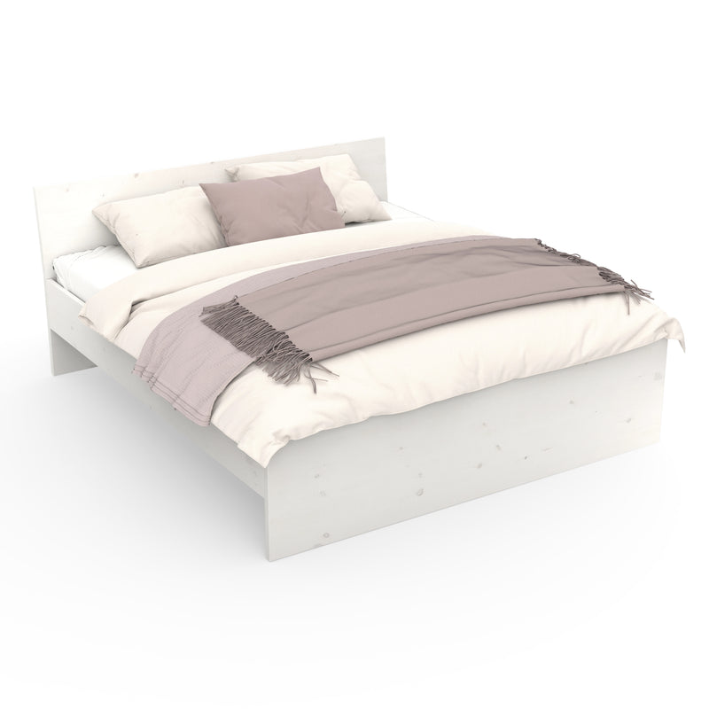 Schlichtes Bett aus massivem Holz und weißer Lasur