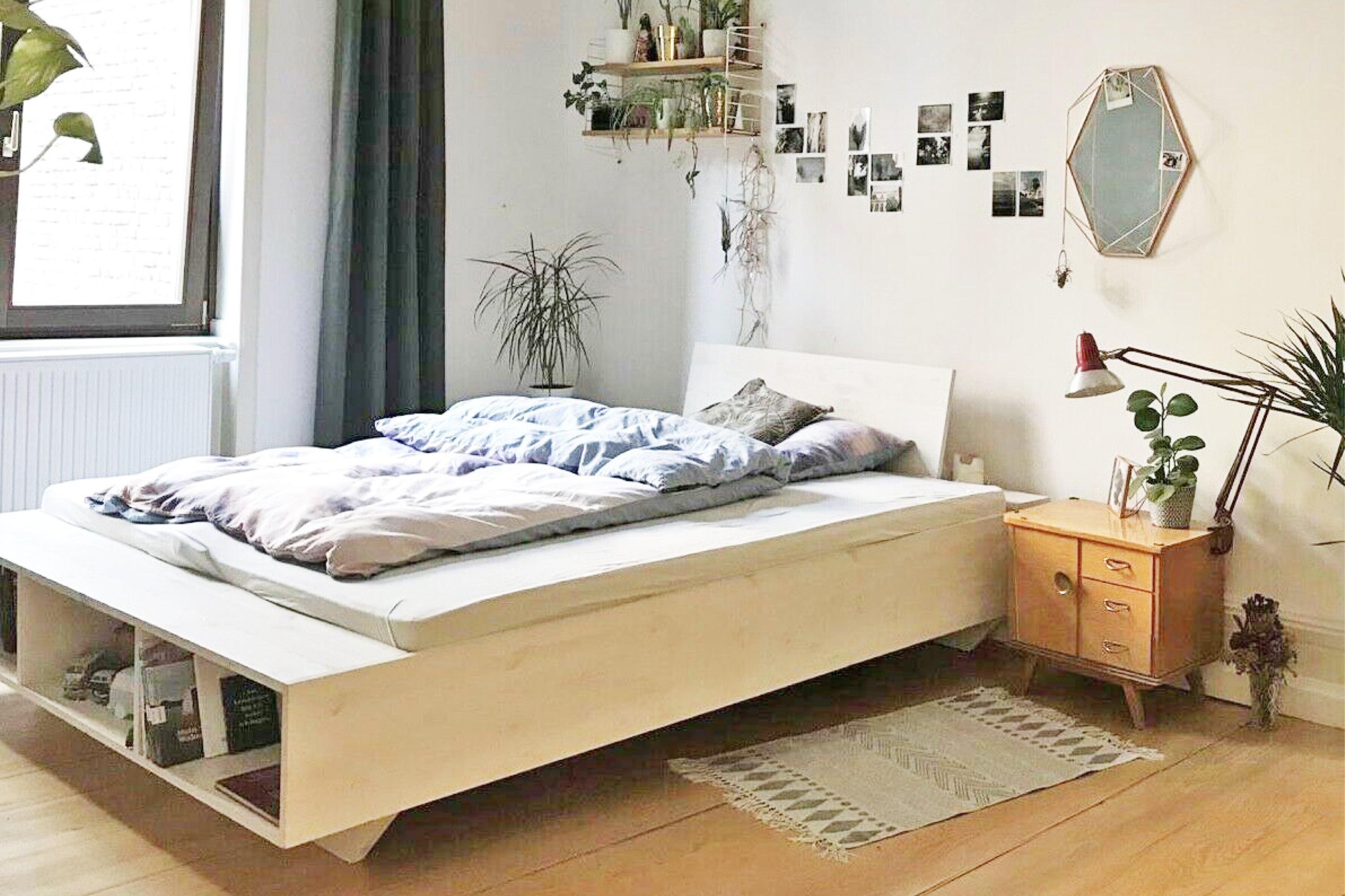 Designbett mit Regal » Massivholz, Integrierter Nachttisch
