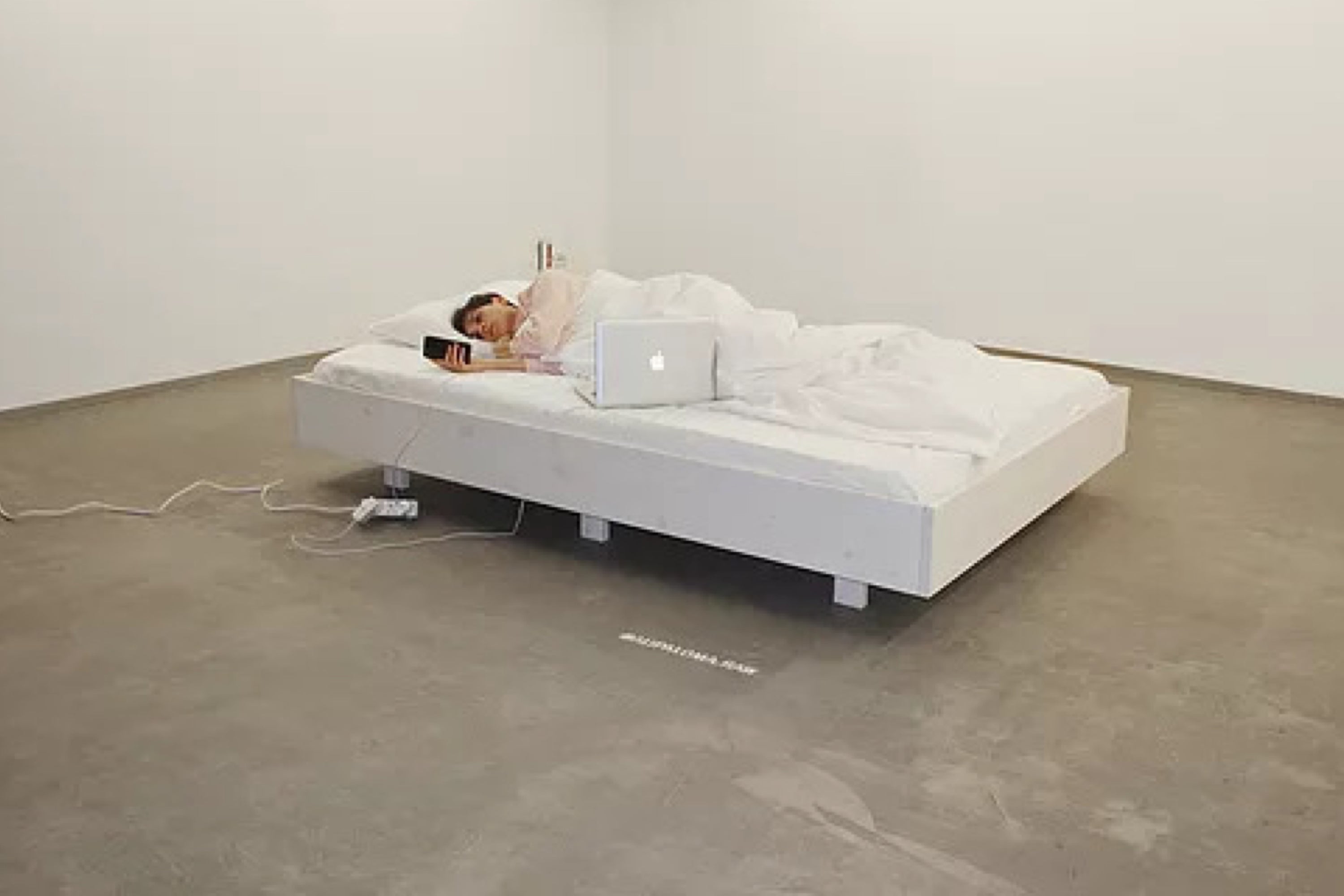Schlichtes Bett Kunstinstallation