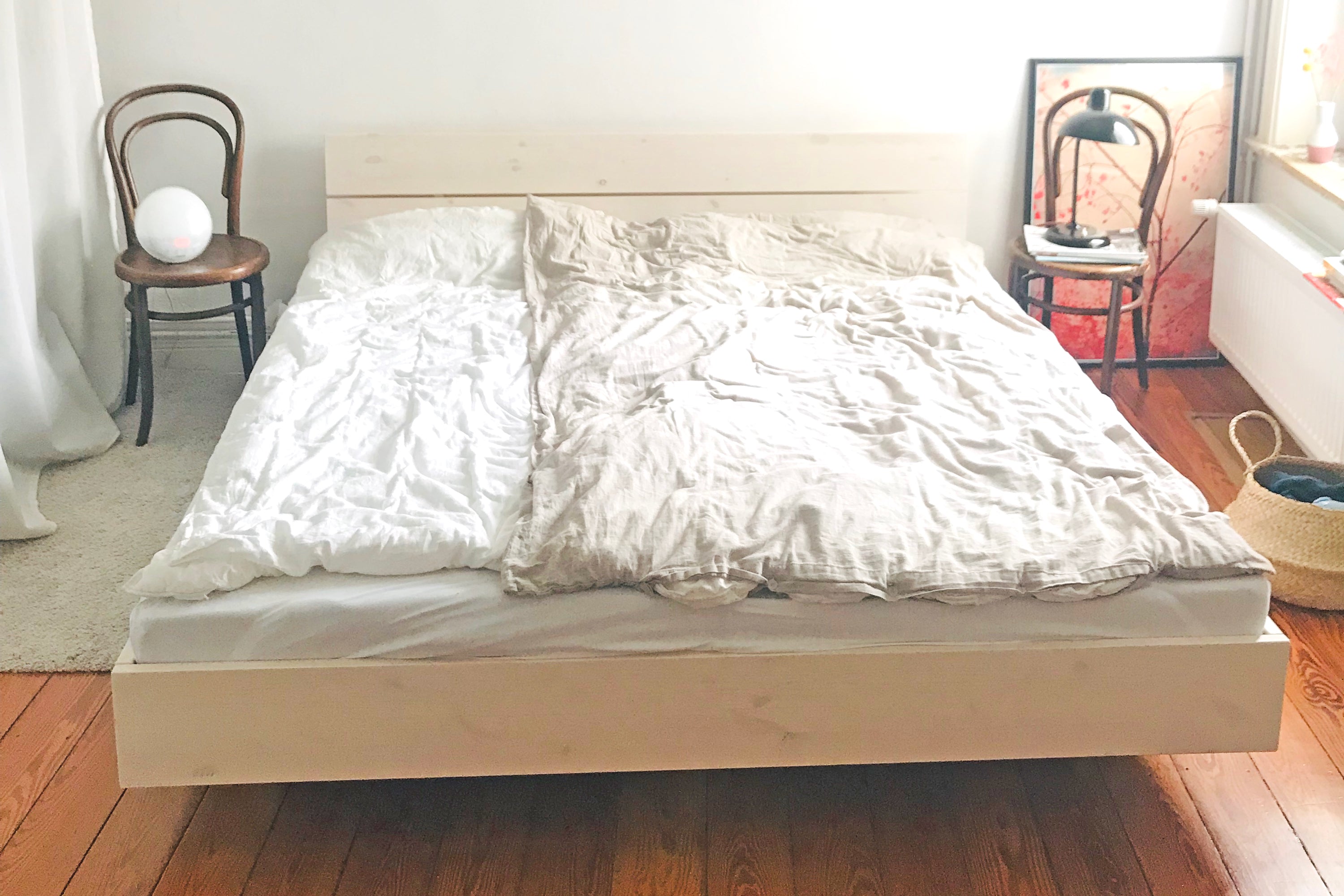 Weißes schlichtes Bett mit Kopfteil 