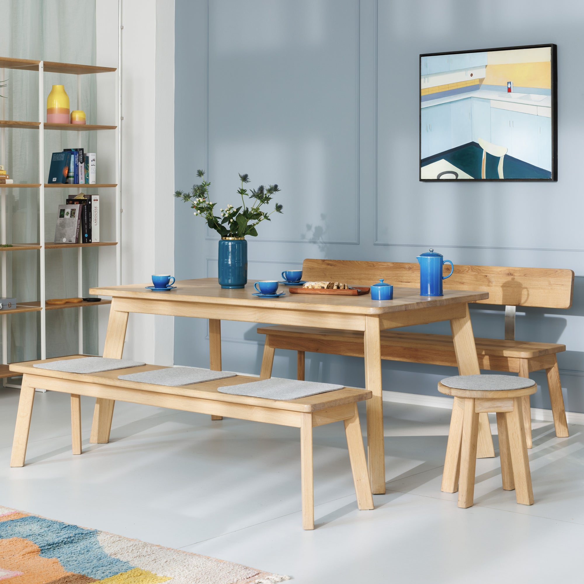 Esstisch, Sitzbank und Hocker aus massivem Naturholz mit nachhaltigen Wollfilz-Sitzauflagen in Grau