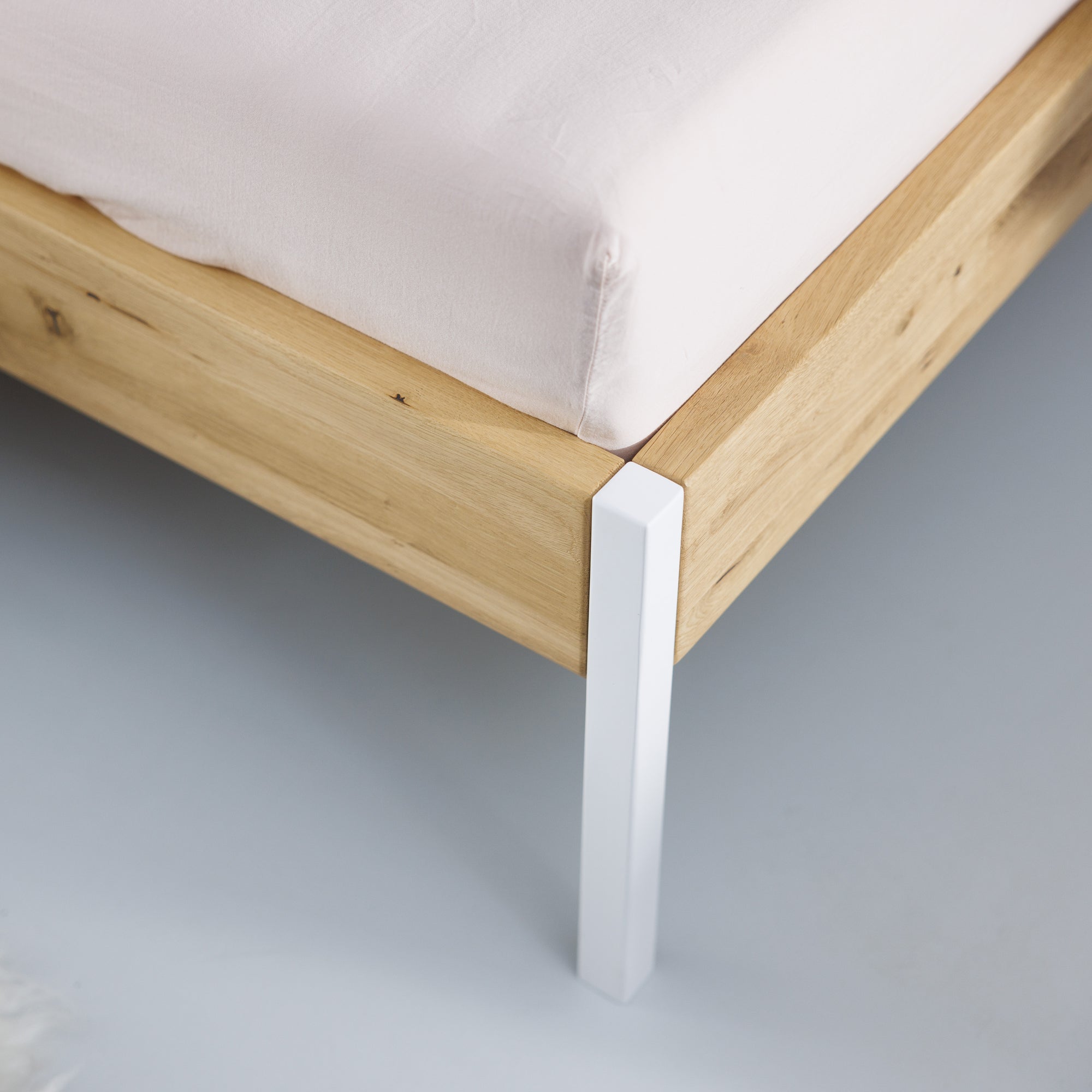 Bett aus Eiche mit weißen Metall