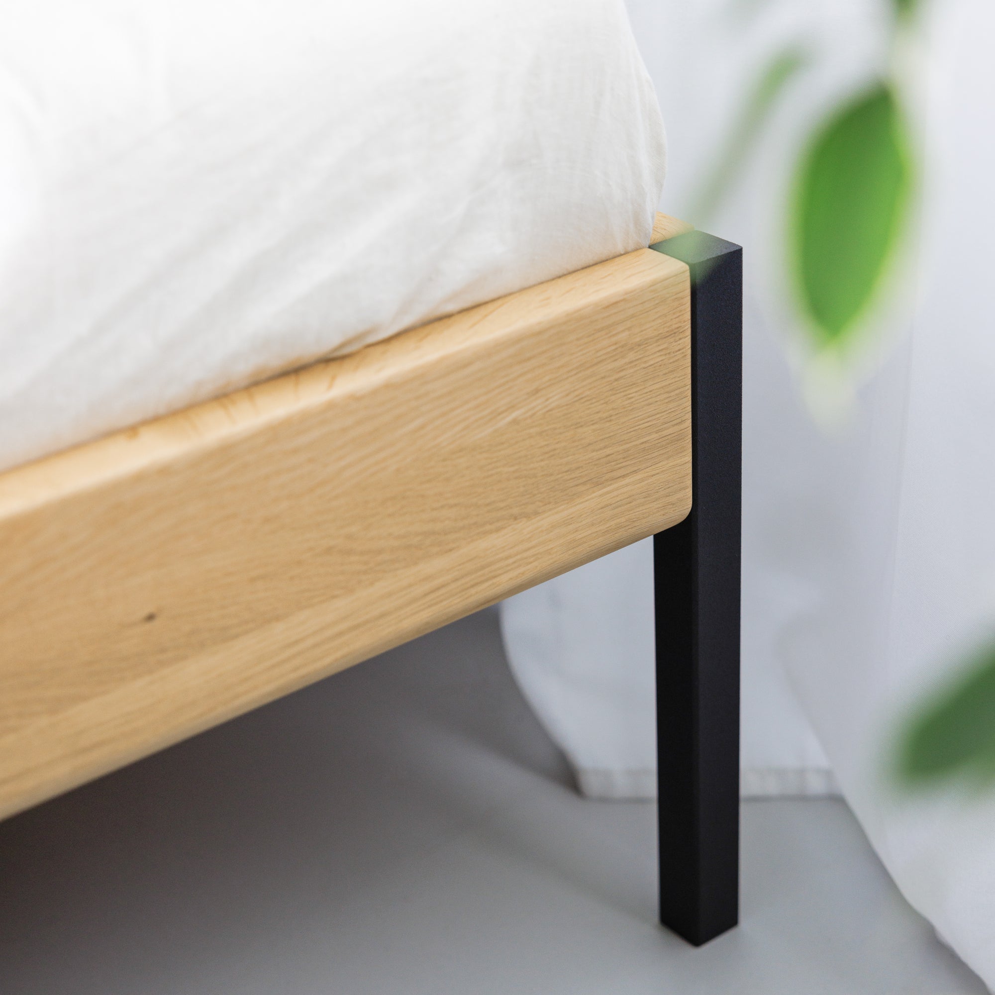 Bett mit handverlesener hell geölte Eiche