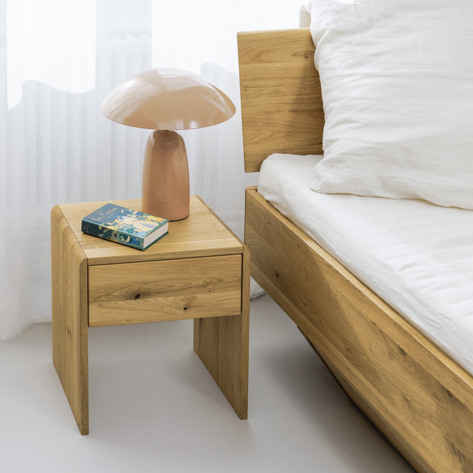 Zeitloser Designer Nachtisch und Bett aus nachhaltigem Massivholz