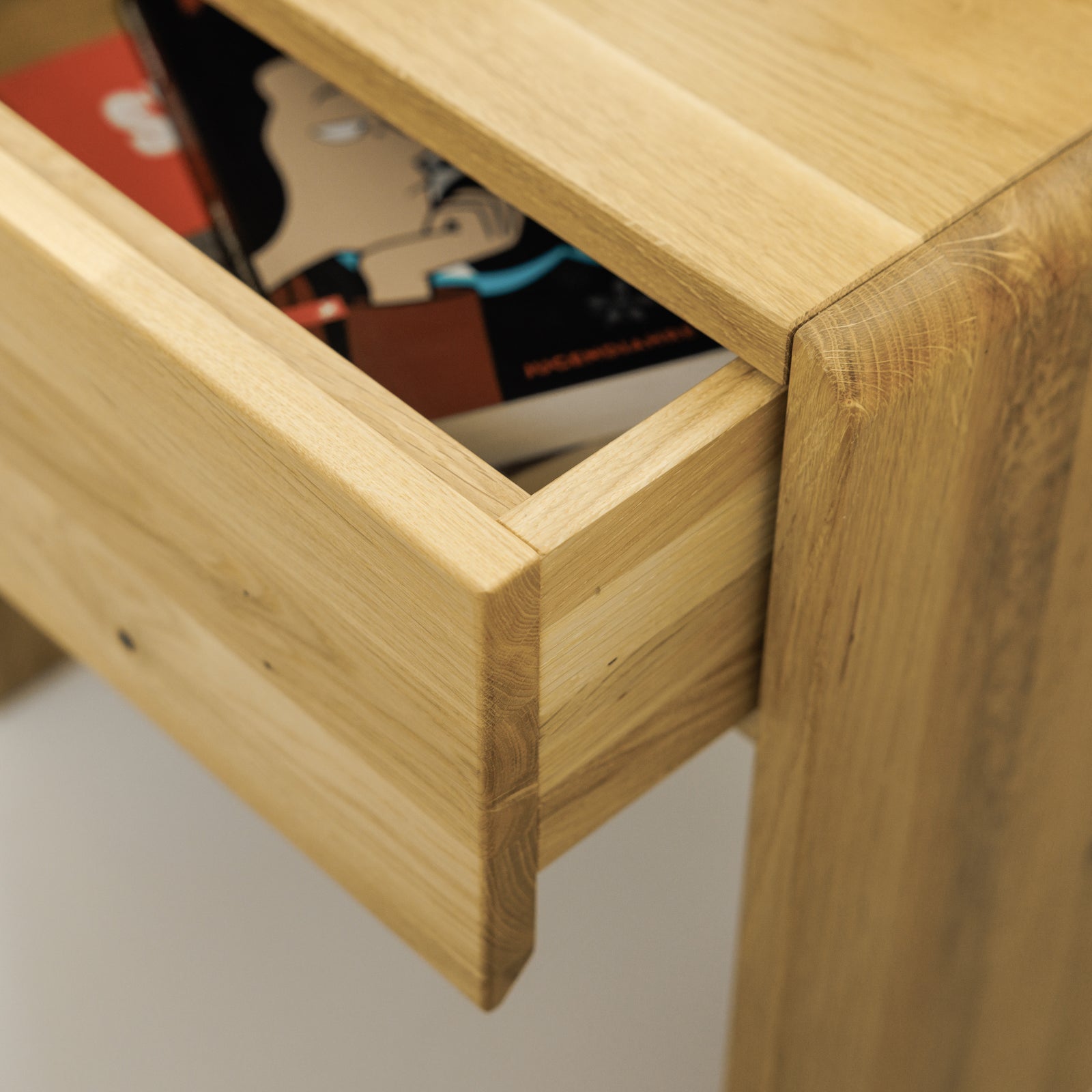 Designer Nachttisch mit funktionaler Schublade aus Naturholz