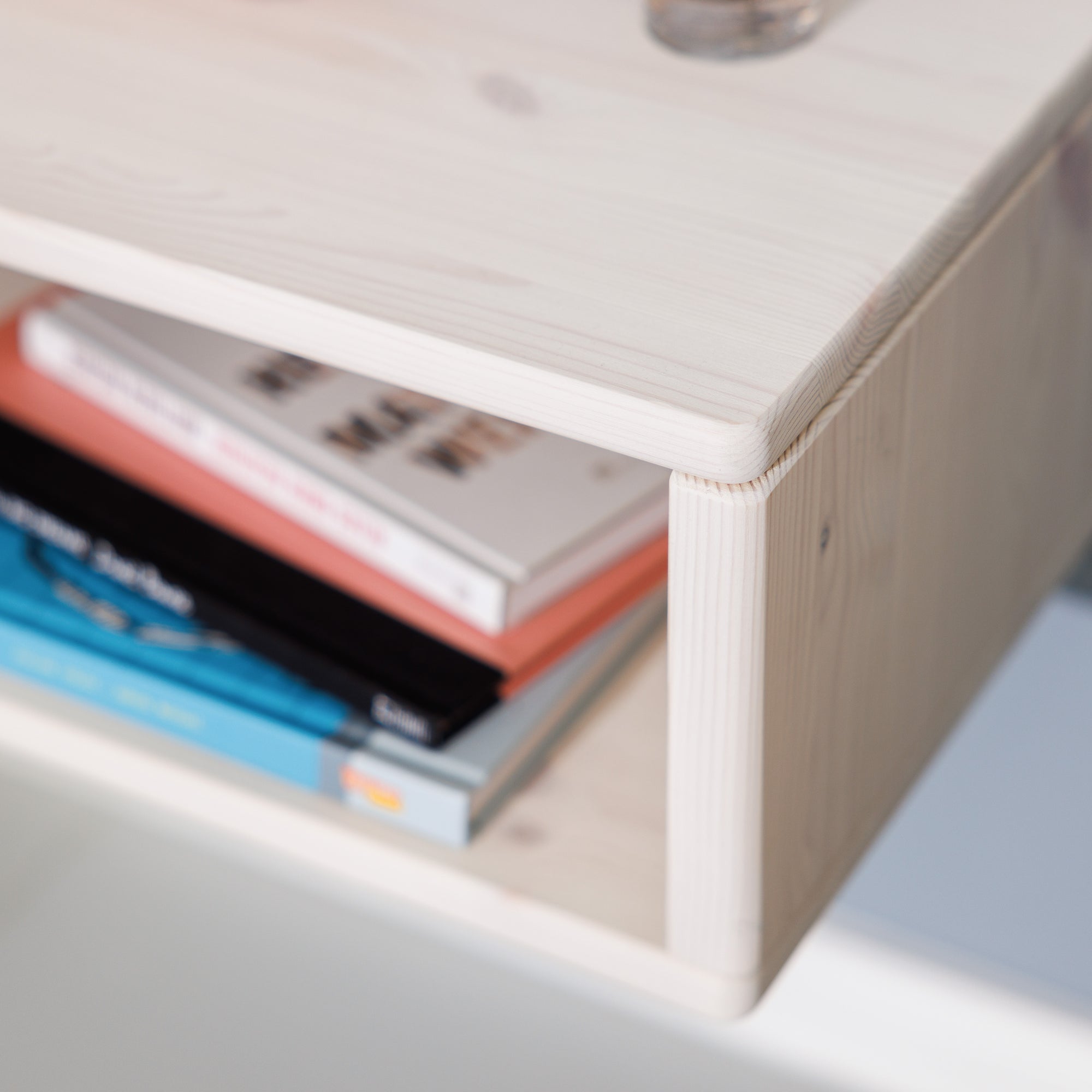 Schlichter Nachttisch aus lasiertem Naturholz mit sichtbarer Maserung im modernen Öko-Design
