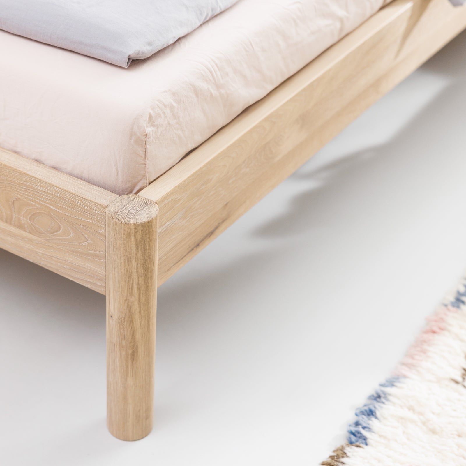 Premium Bett Ærø Aus erlesenem Naturholz und Weiß geölt