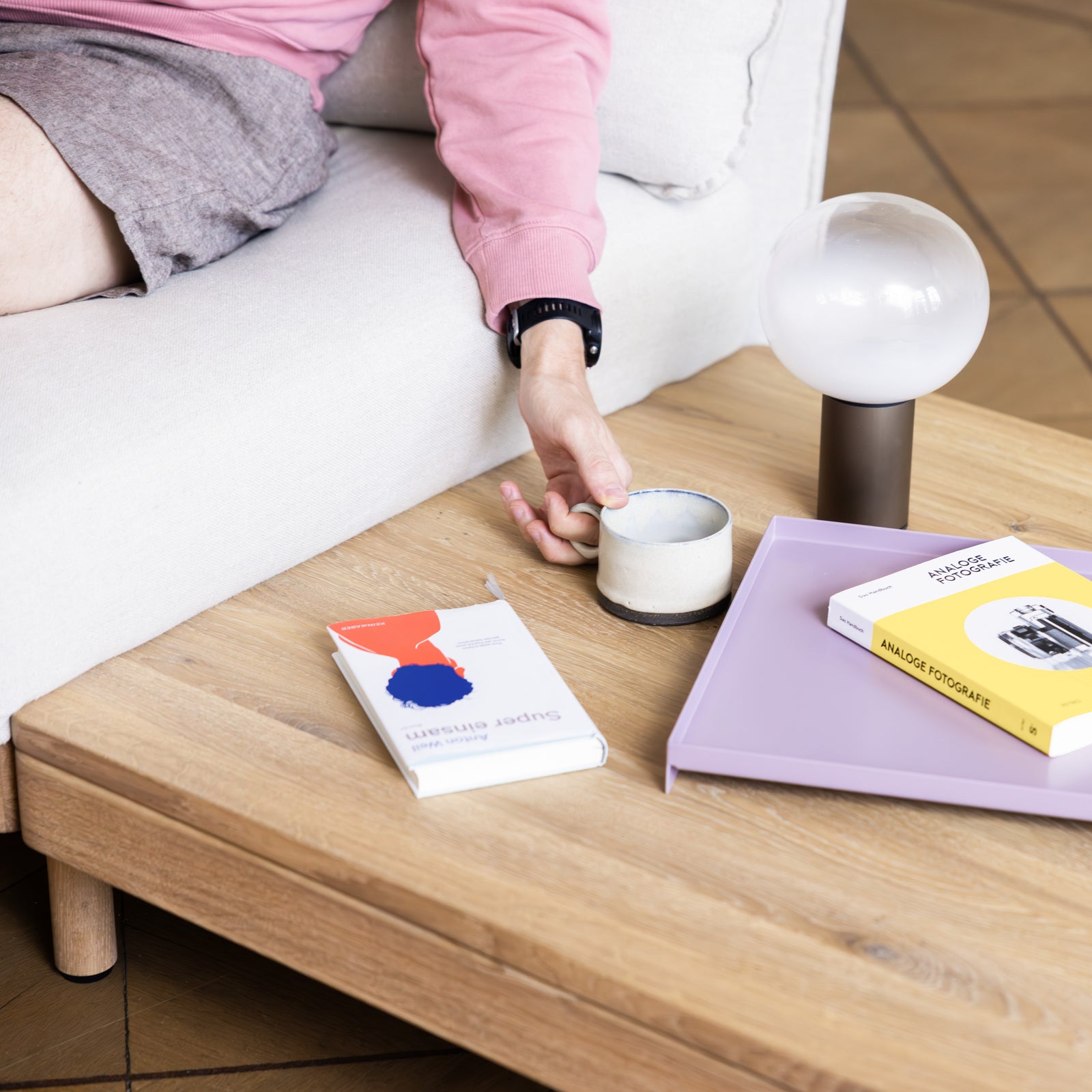 Sofa mit integriertem Beistelltisch