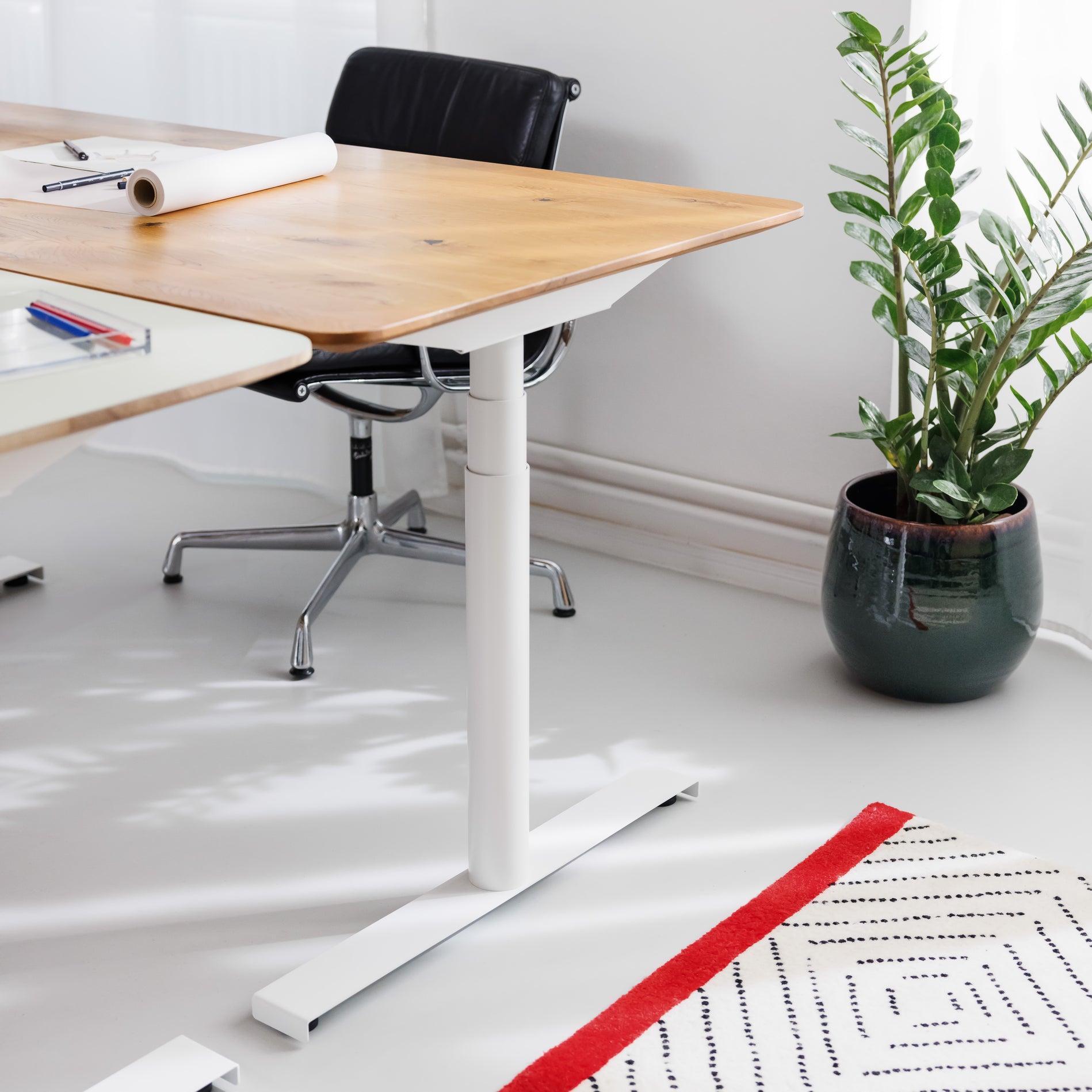 individueller ergonmischer Schreibtisch Levi zeitloses Home Office Design