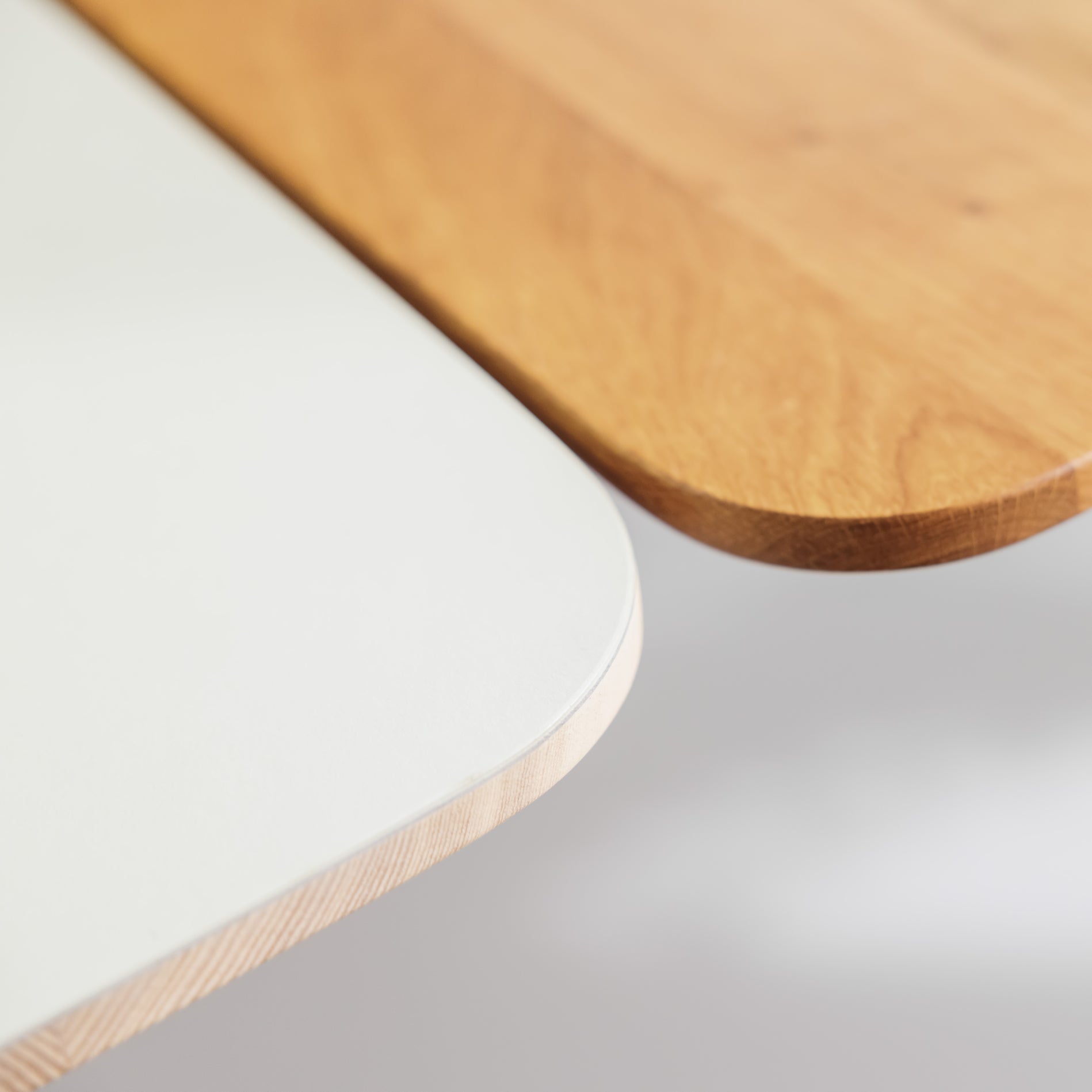 Tischplatte aus Massivholz und Linoleum