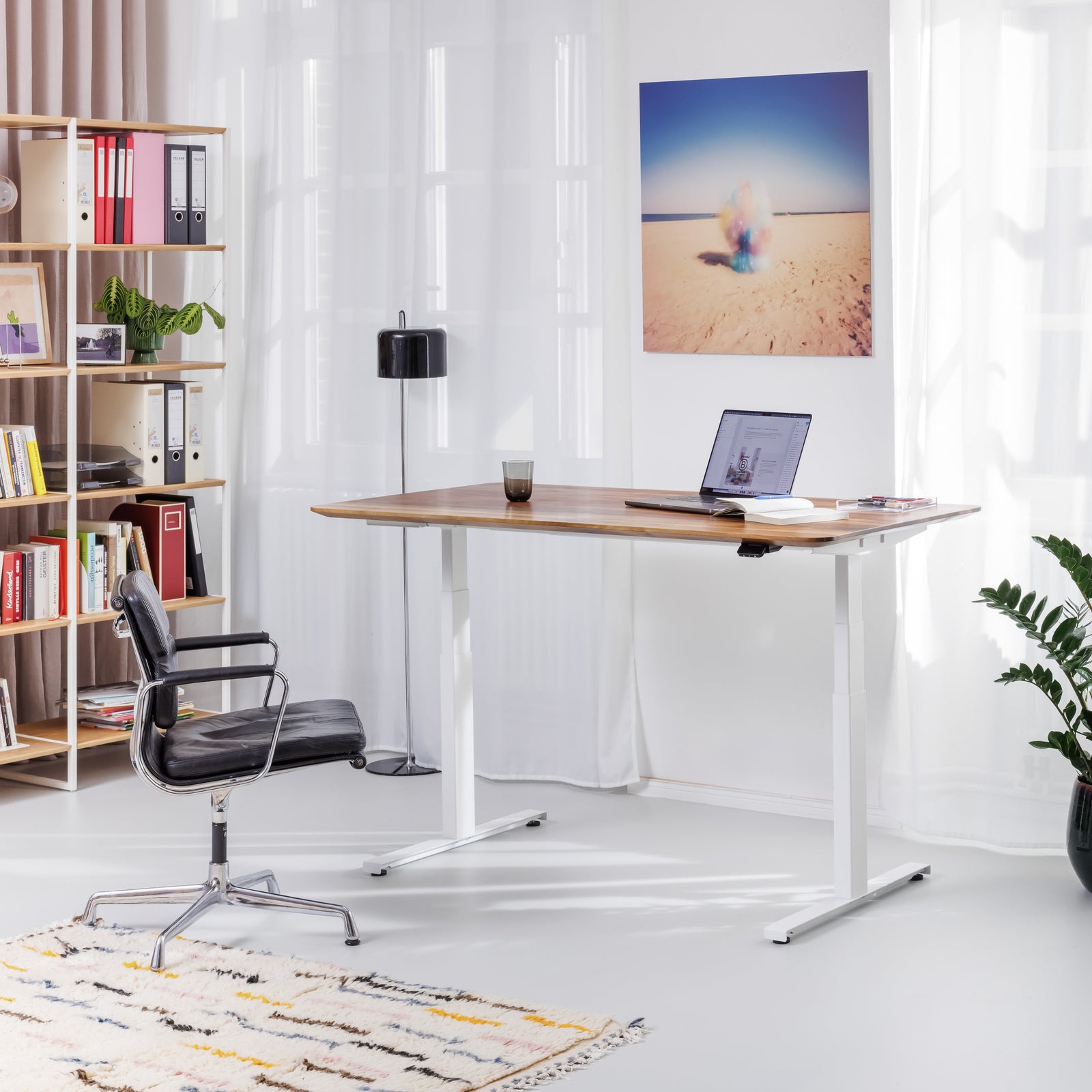 Schreibtisch aus Massivholz mit stabilen Metallbeinen und flexibler Höhenverstellung
