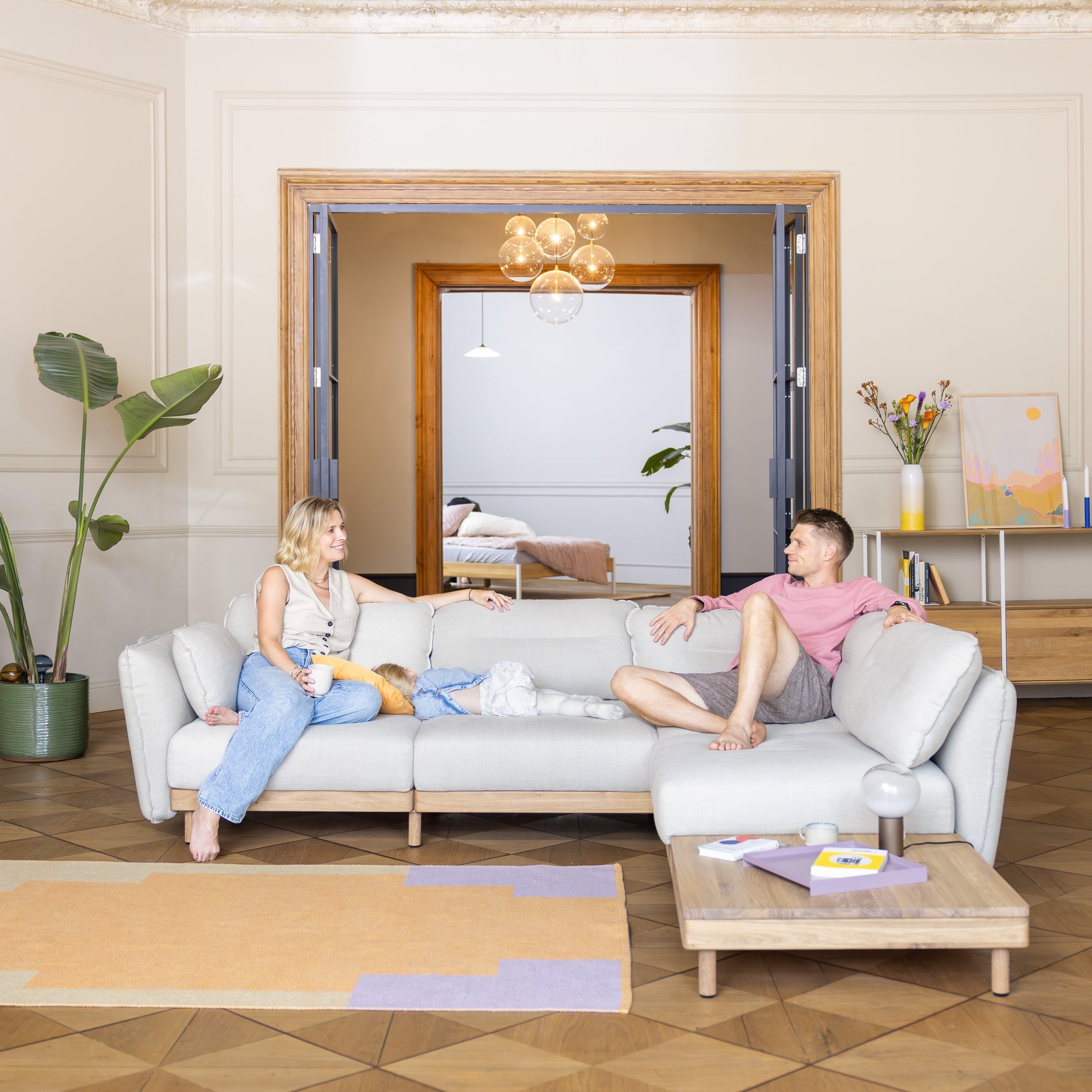 Wohnzimmer Altbau mit Design Sofa und Couchtisch