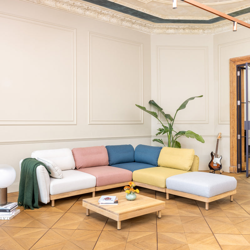 Designer Sofa bunt mit Chaiselongue und Couchtisch
