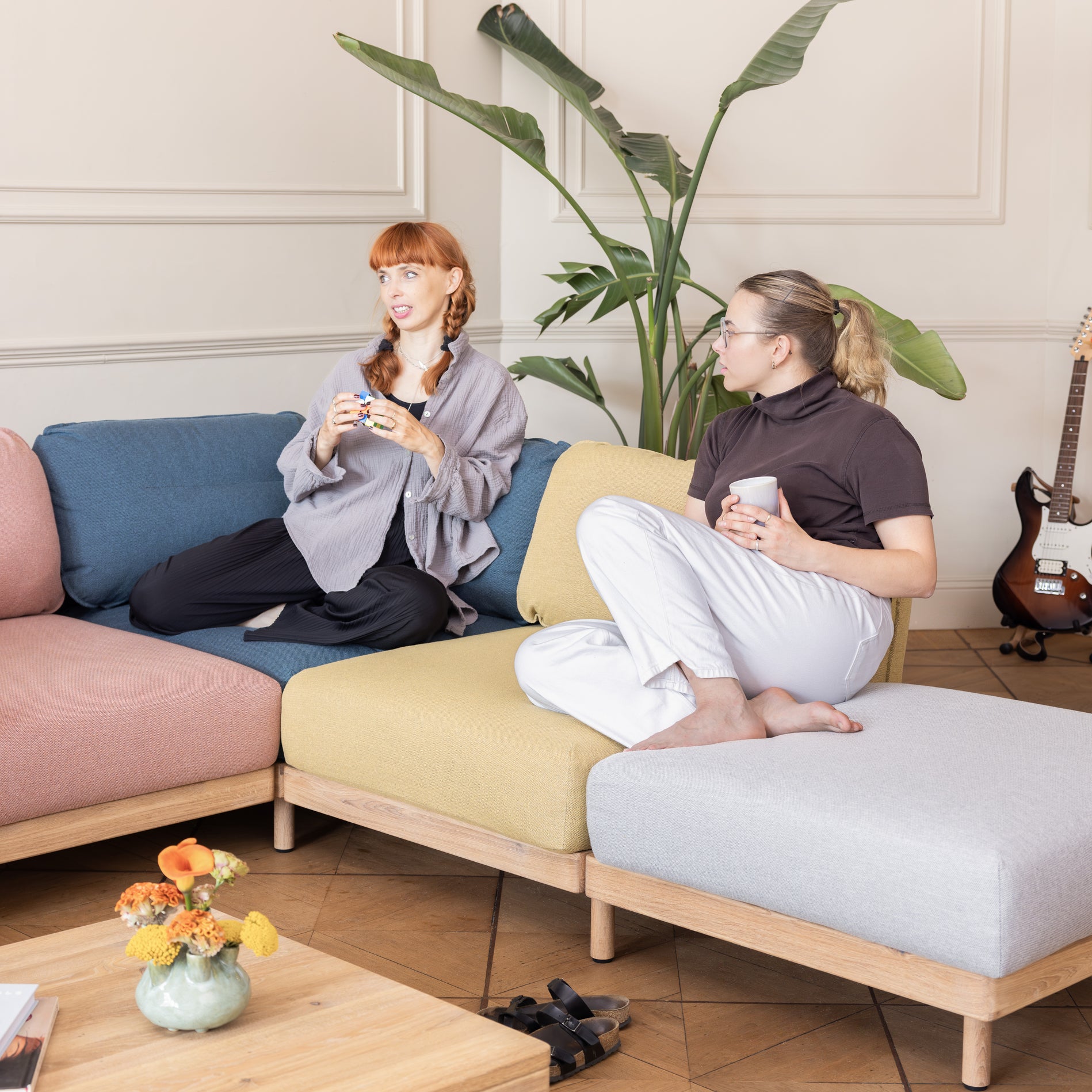Designer Sofa bunt mit Pouf 