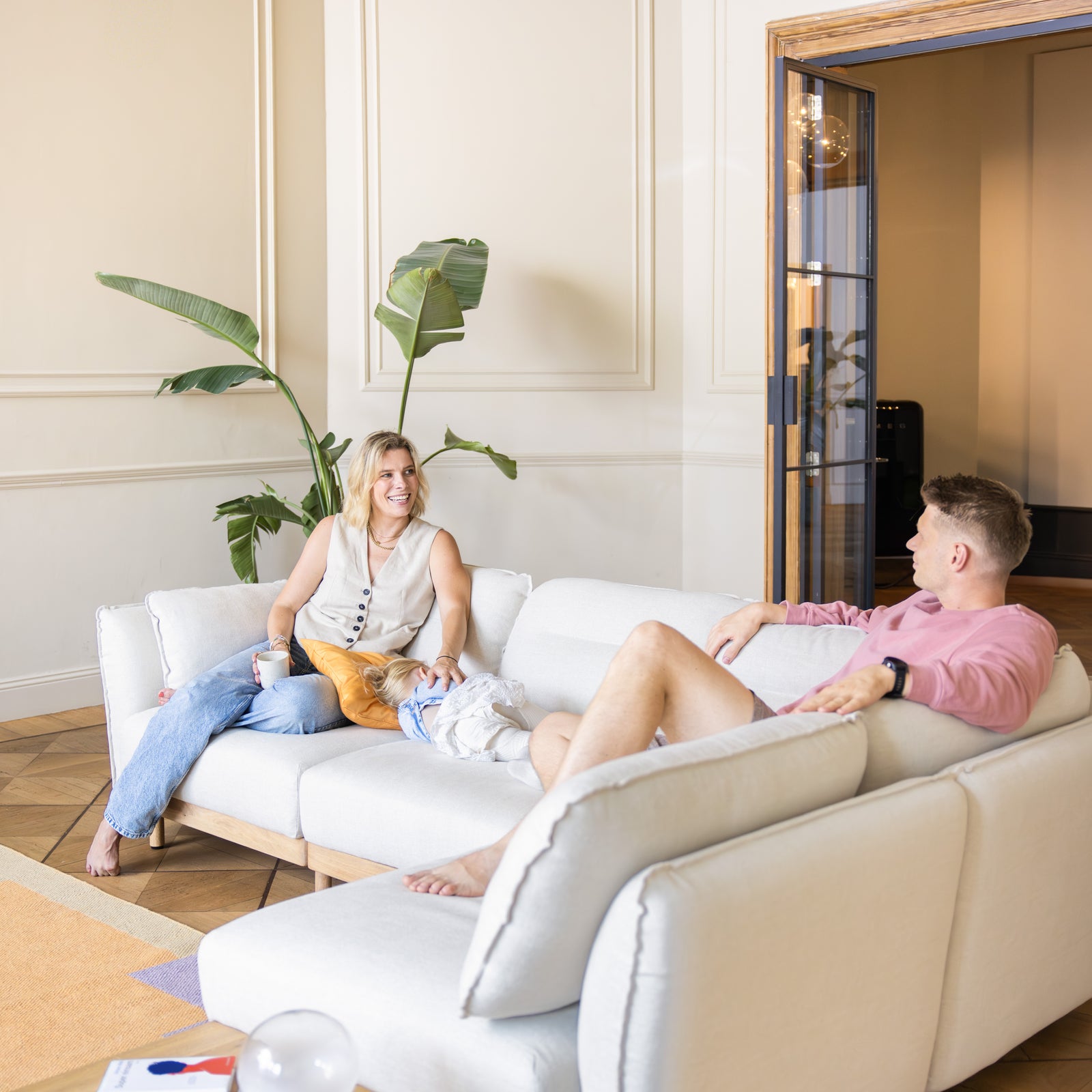 Gemütliches Design Ecksofa mit 4 Sitzen und Couchtisch