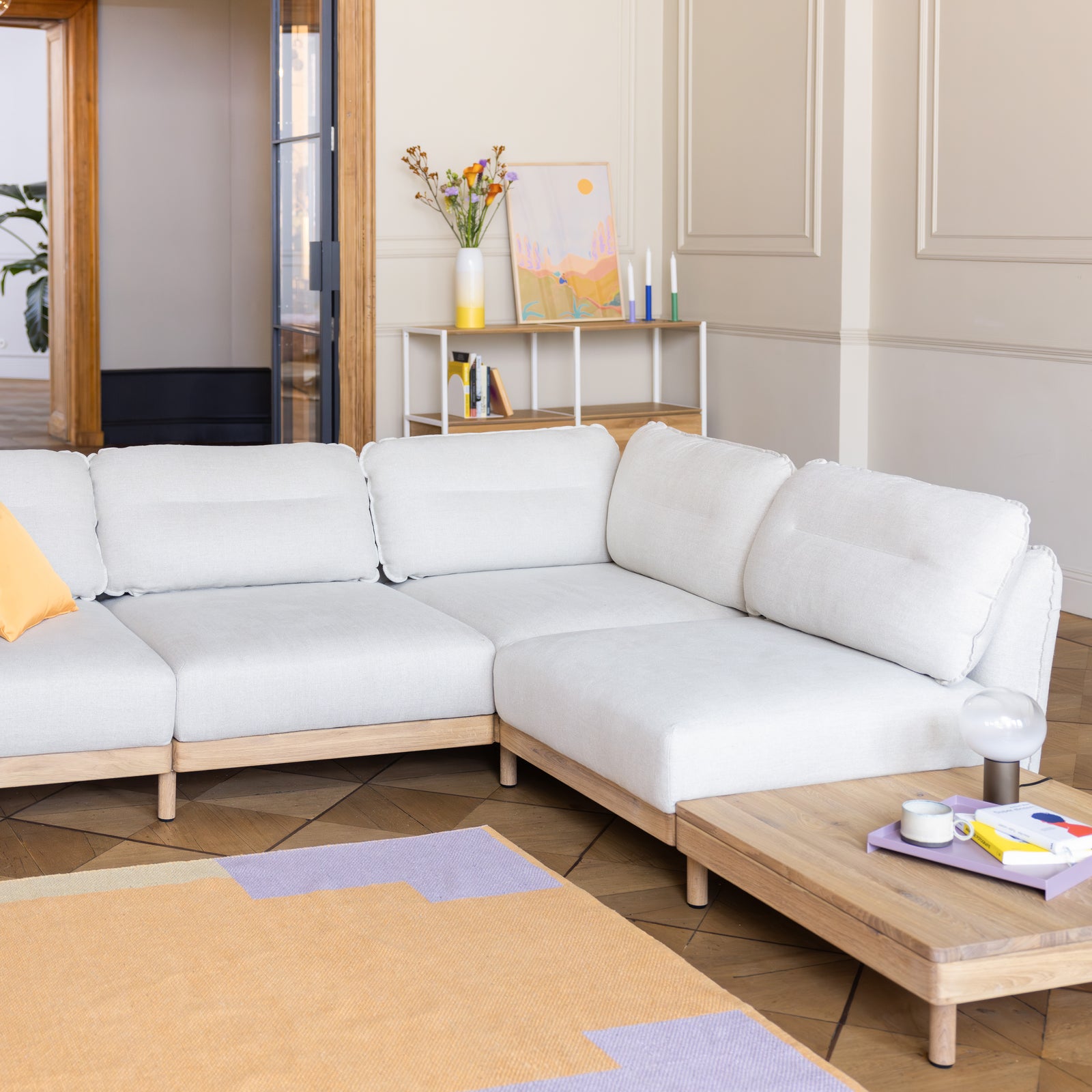 Ecksofa mit Tisch