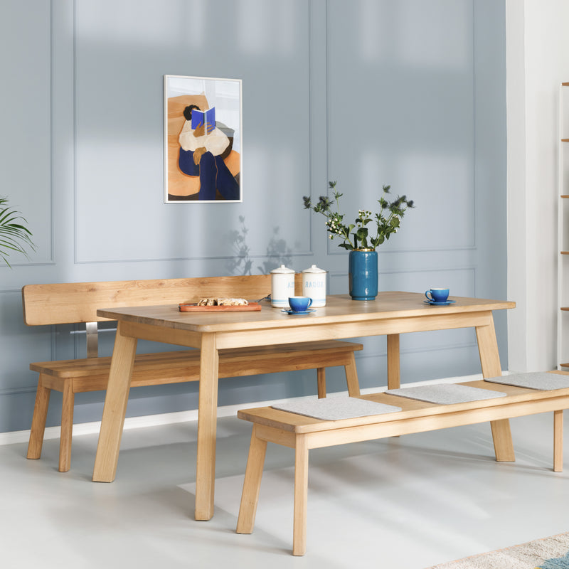 Vielseitige Sitzbank mit und ohne Rückenlehne aus massivem Holz, kombiniert mit einem Esstisch und weichen Wollfilz-Auflagen für optimalen Komfort