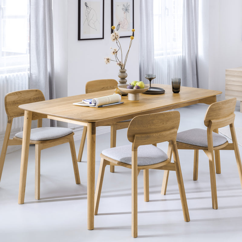 Nachhaltiges Esszimmer mit Designer Esstisch und Stühlen aus Massivholz