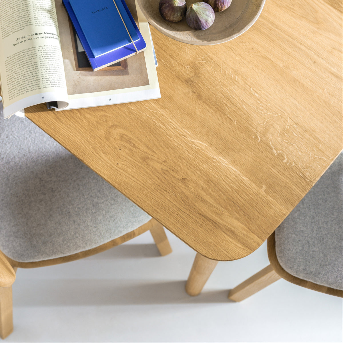 Design Esstisch Form S aus Massivholz – Runde Beine, Schweizer Kante – ekomia