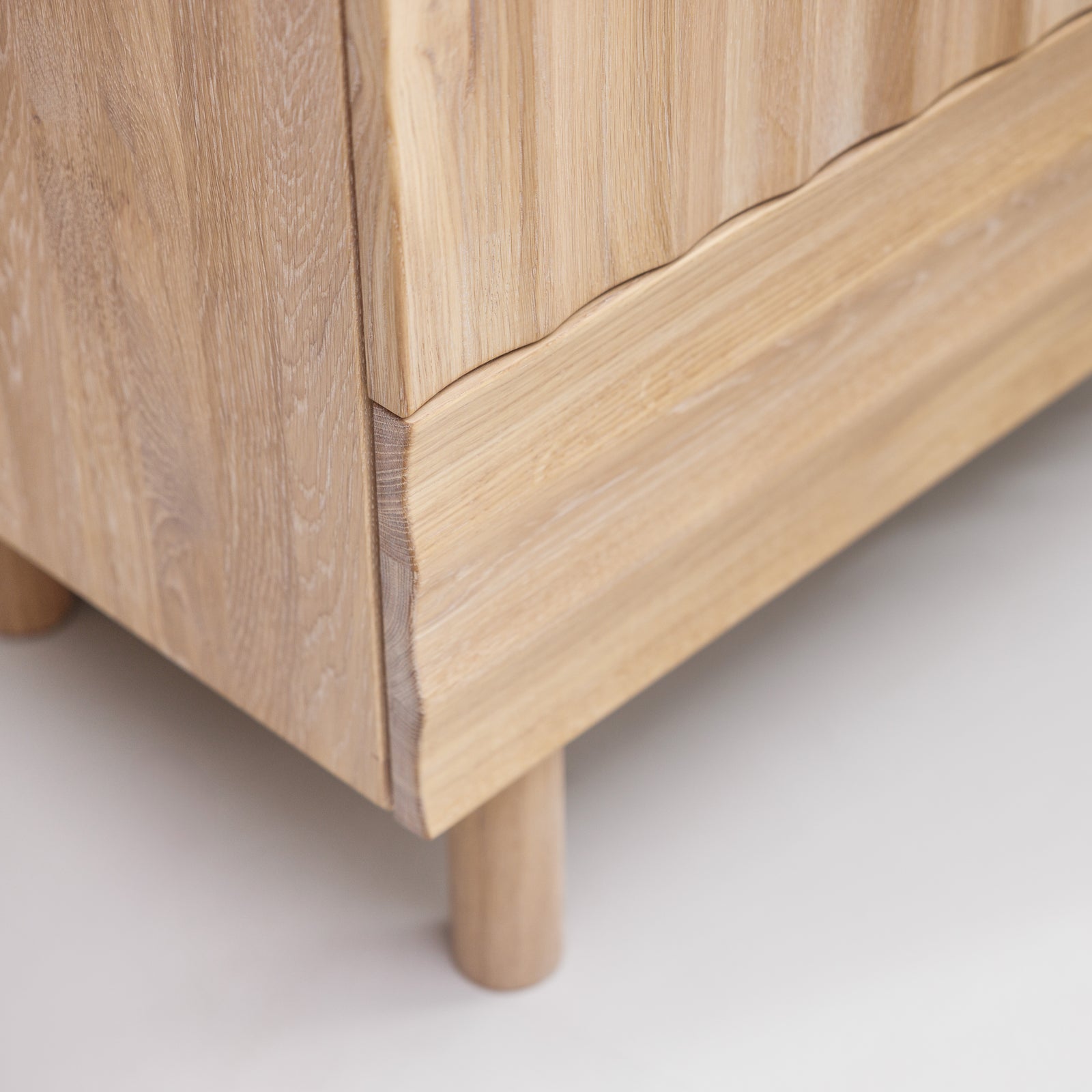 Zeitloses Highboard mit hochwertigen Designdetails
