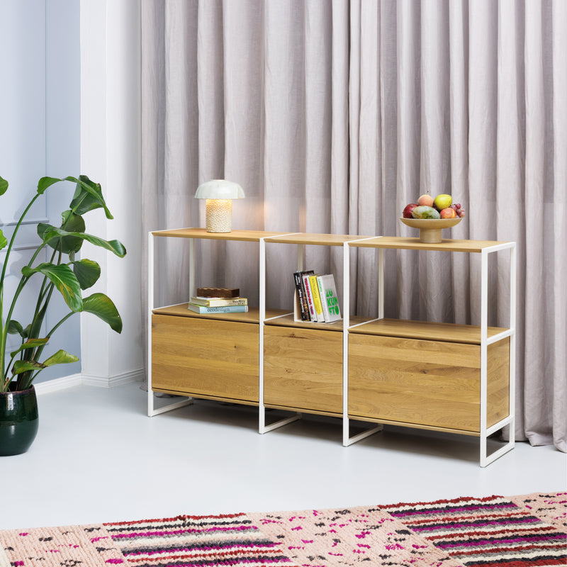 Konfigurierbares Designer Möbel Highboard aus nachhaltigem Massivholz mit Regalbrettern und Türen