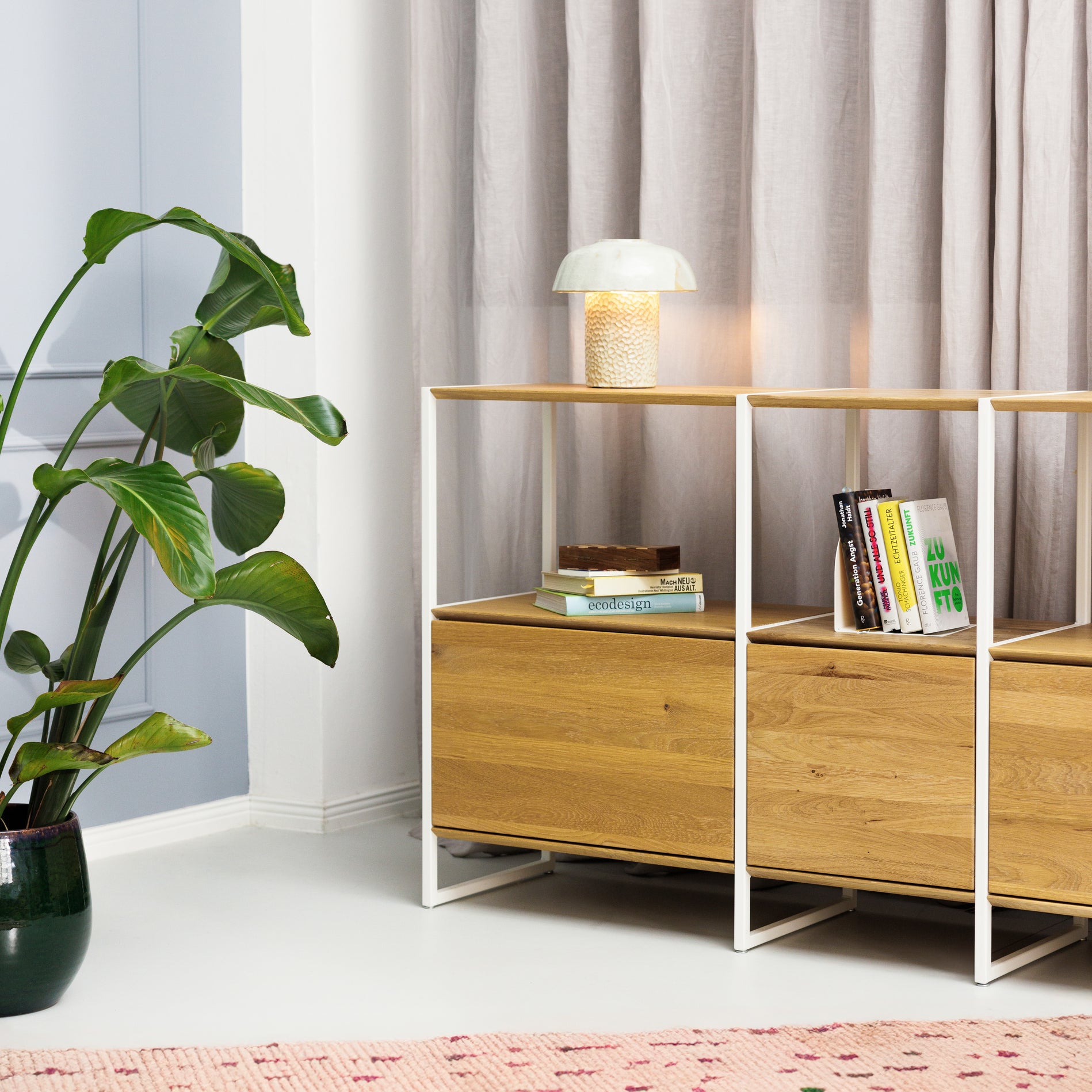 Schlichtes Highboard aus weißem Metall und massiver Eiche 