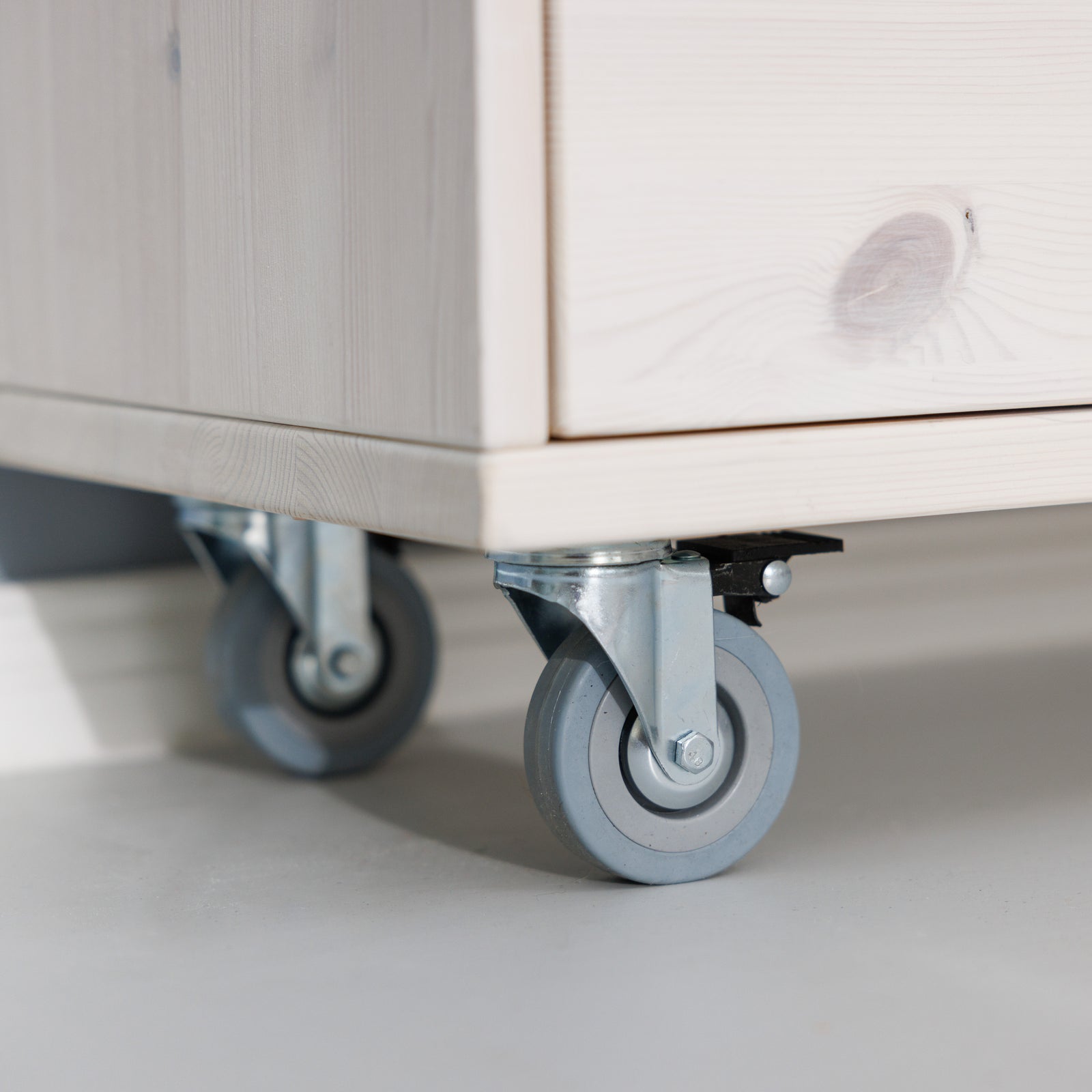 Lowboard auf funktionalen Rollen