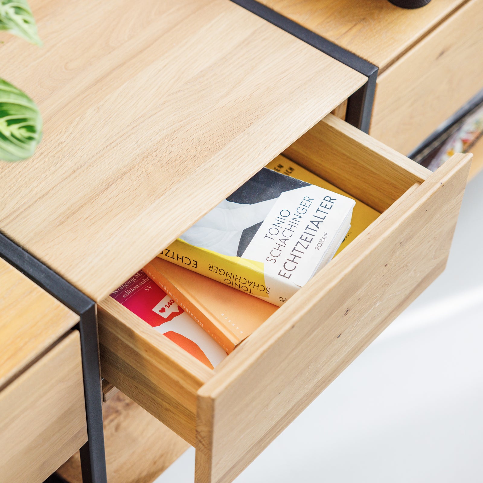 Modulares Lowboard aus massivem Naturholz mit Schublade und schwarzen Metallakzenten im minimalistischen Design