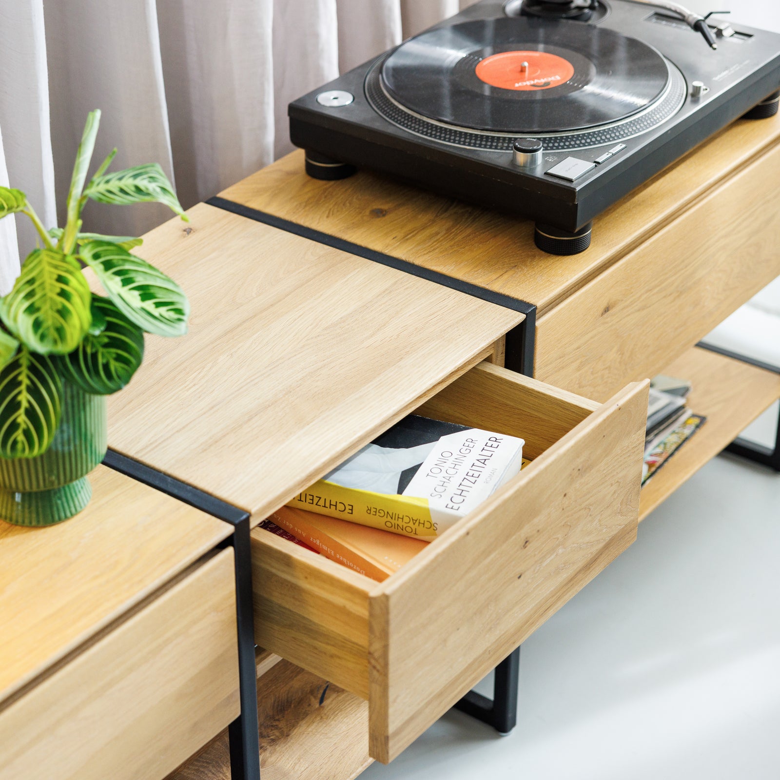 Designer Lowboard mit puristischem Look, nachhaltigem Massivholz und funktionalen Metall-Elementen