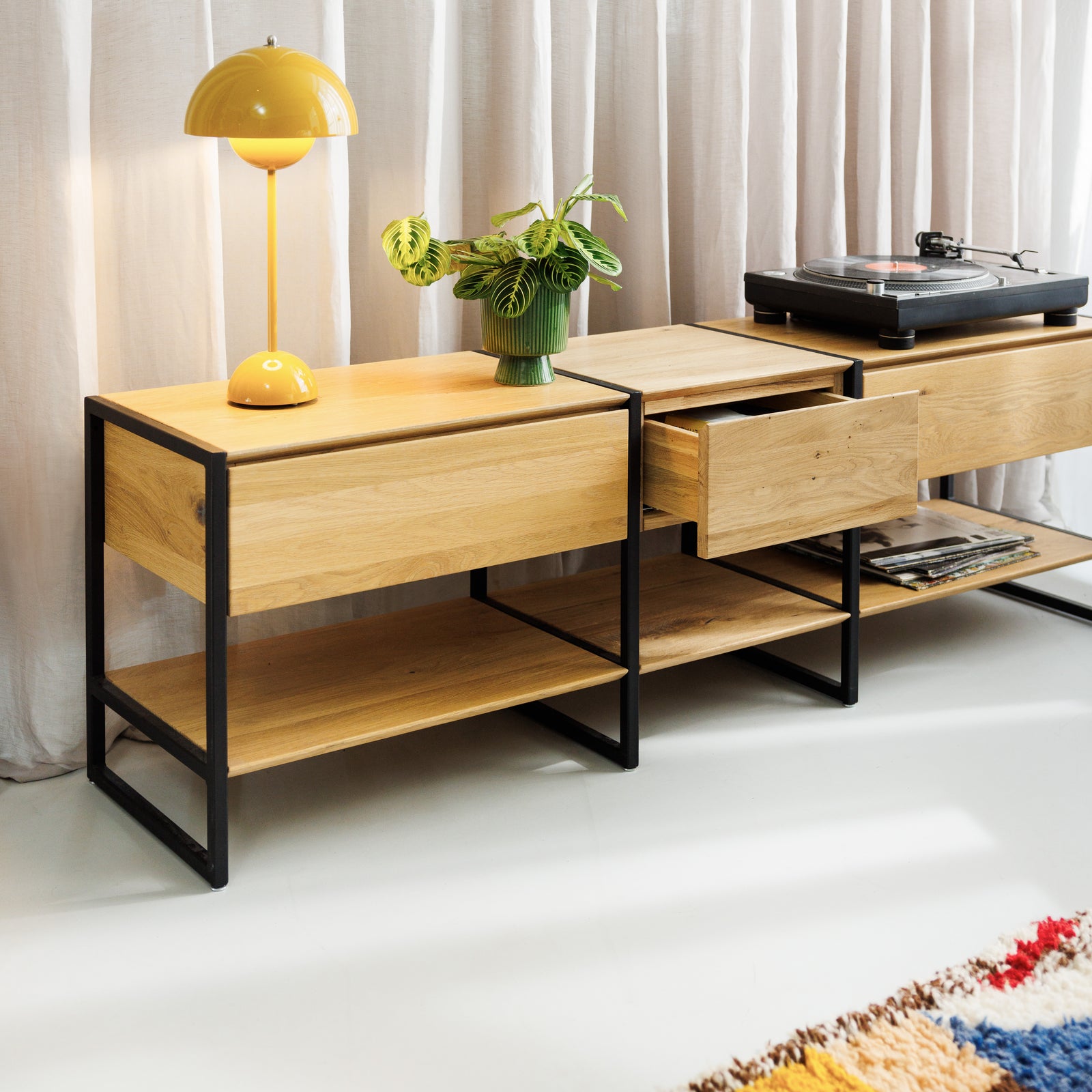 Konfigurierbares Wohnzimmer Lowboard im minimalistischen Design aus nachhaltiger Eiche und pulverbeschichtetem Stahl in Schwarz