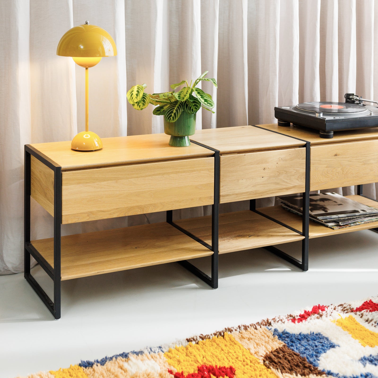 Zeitloses skandinavisches Sideboard aus massiver Eiche mit einem schmaleren mittigen Modul, kombiniert mit hochwertigen Metallbeinen und Schubladen