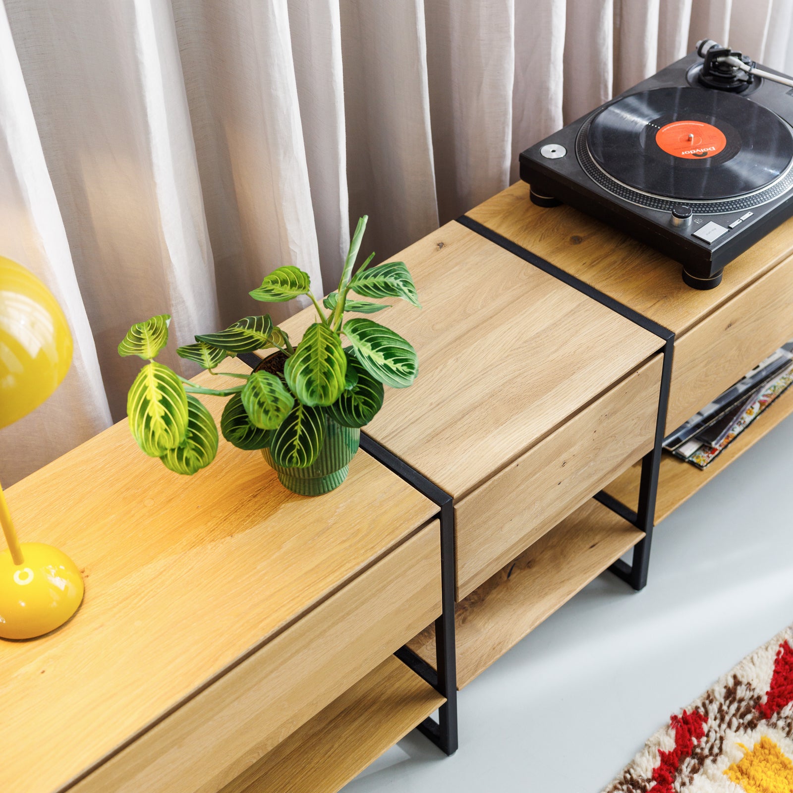 Design Lowboard aus Echtholz mit Schubladen und schwarzen Metallakzenten im puristischen Stil