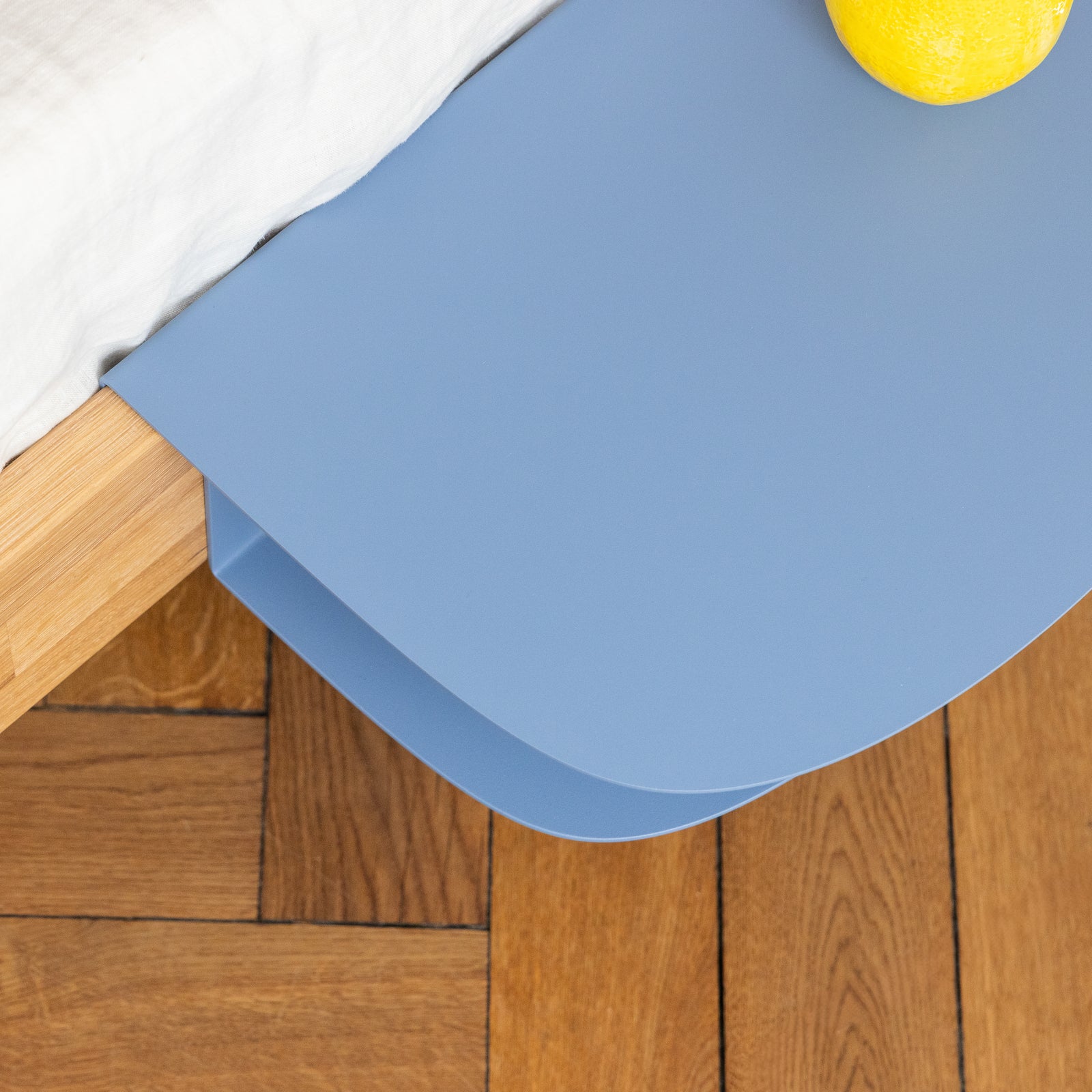 Detailaufnahme Nachttisch Alya Metall blau