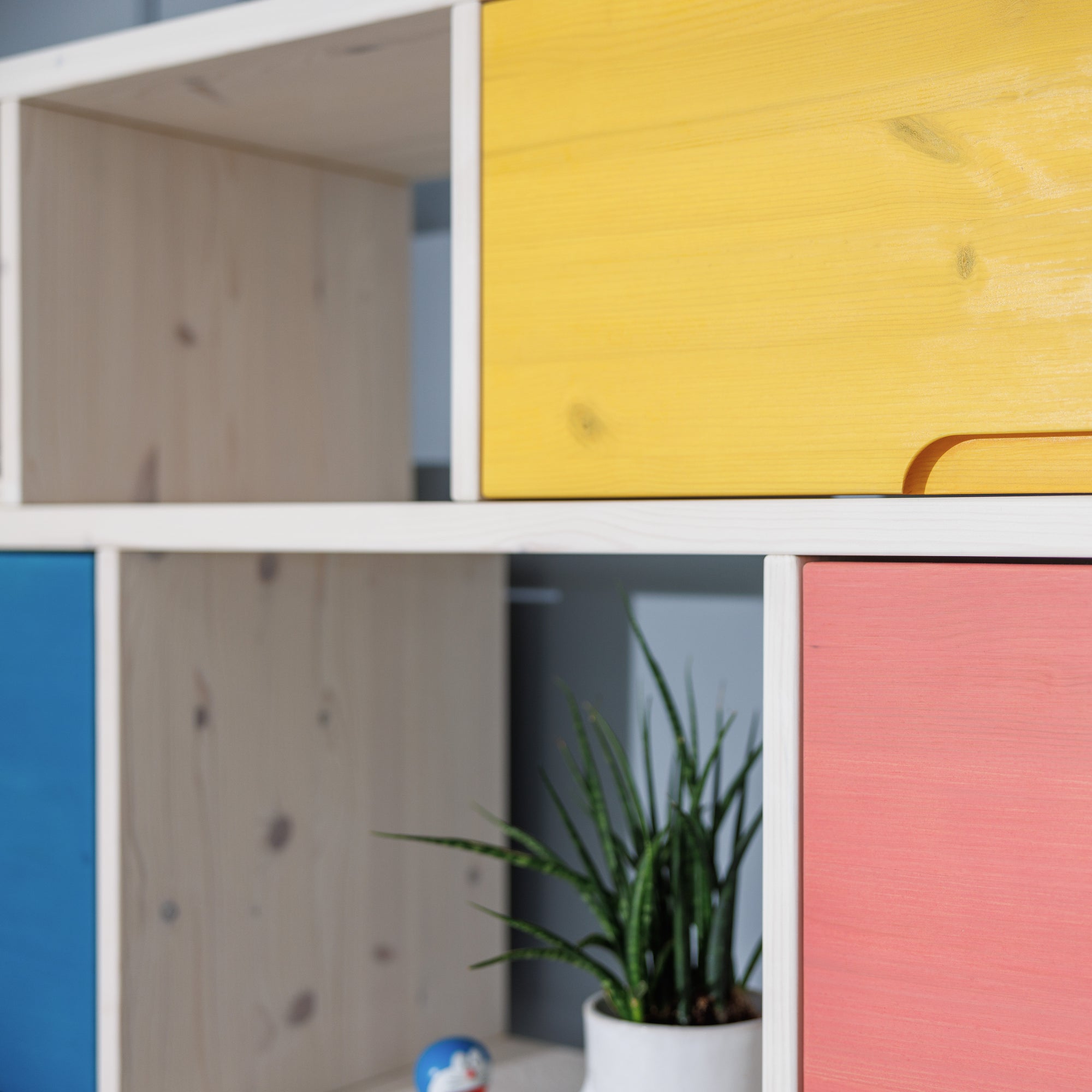Regal aus Kiefer Massivholz - weiß oder bunt lasiert.