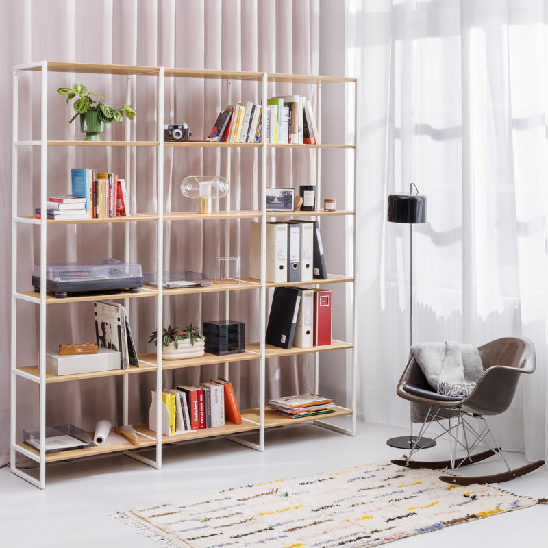Skandinavisches Design Regal aus nachhaltigem Naturholz mit weißen Metallbeinen