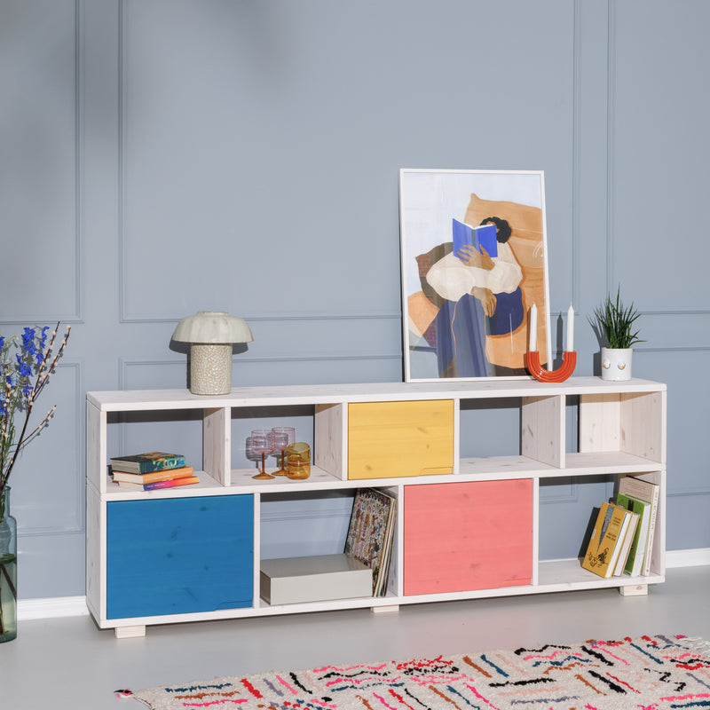 Ökologisches Sideboard in Weiß mit farbigen Türen und offenen Stauraumfächern aus massivem Echtholz im schlichten Design